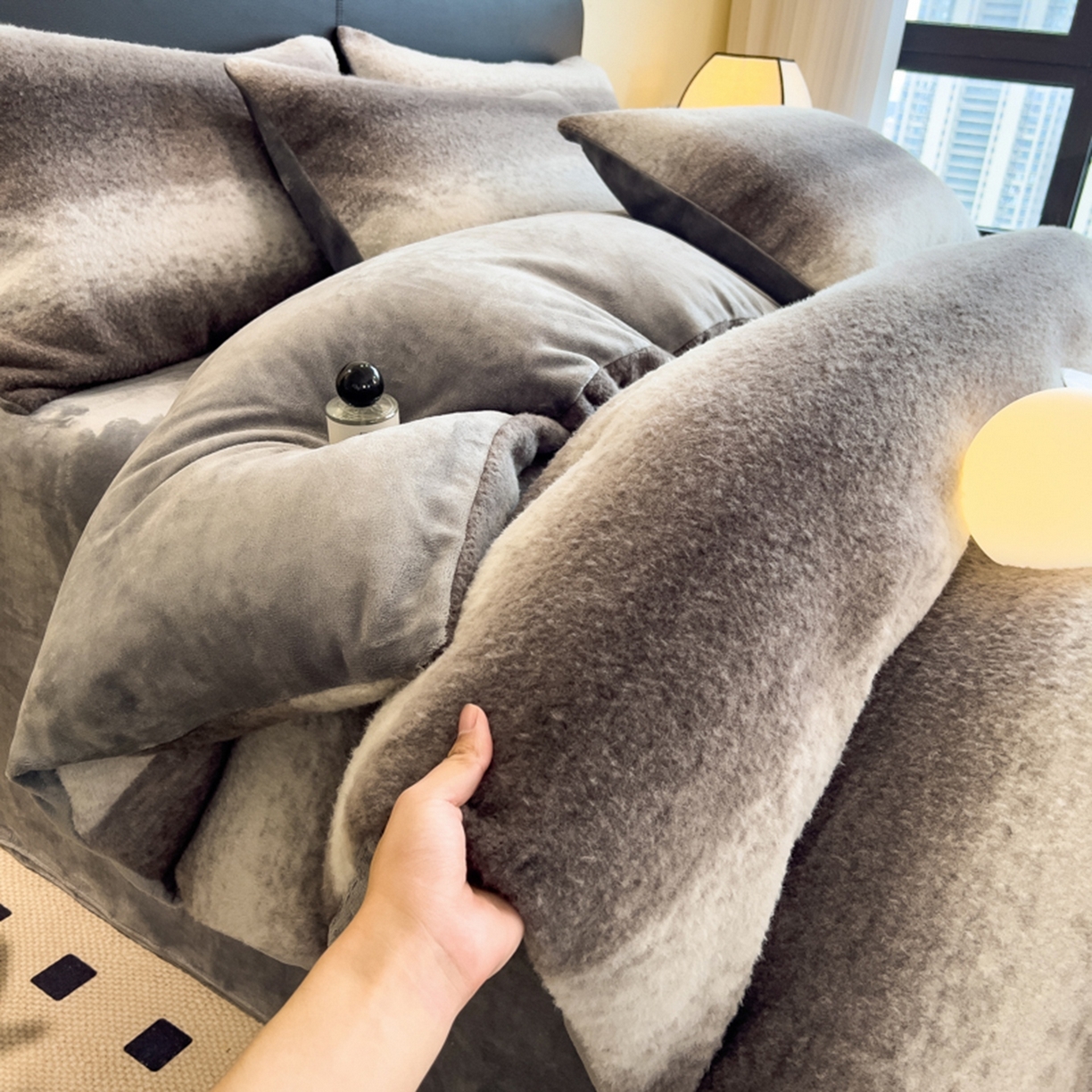 91家纺网 家纺一手货源 找家纺 印季家纺 2025新款轻奢简约羊呢绒亲肤保暖四件套 灰色大条纹