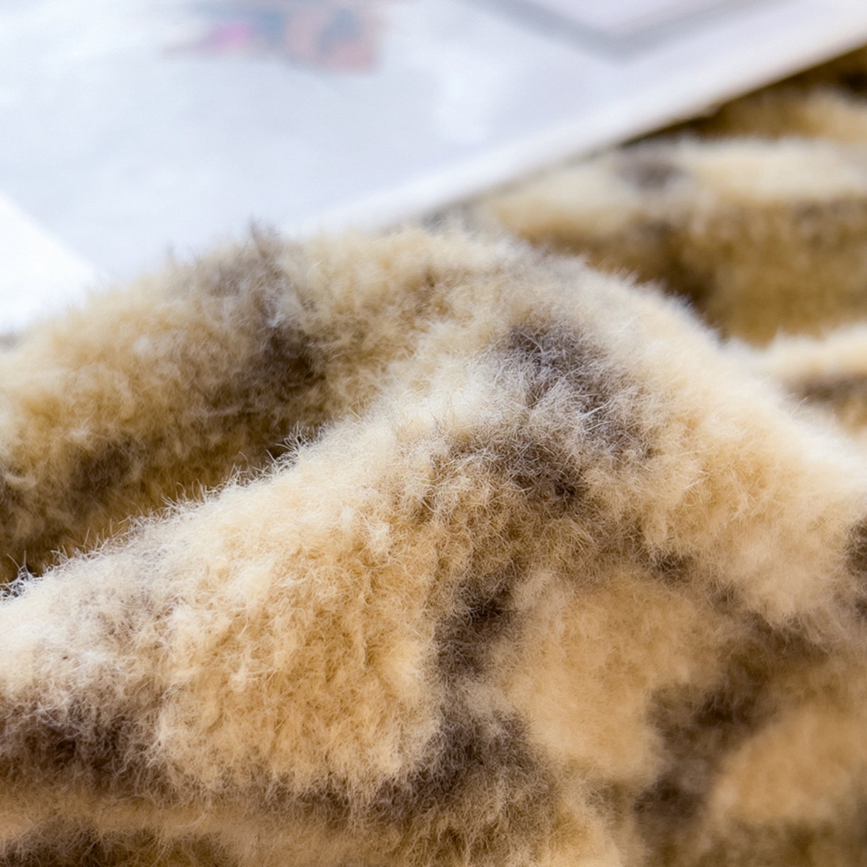 91家纺网 家纺一手货源 找家纺 印季家纺 2025新款轻奢简约羊呢绒亲肤保暖四件套 小香驼格