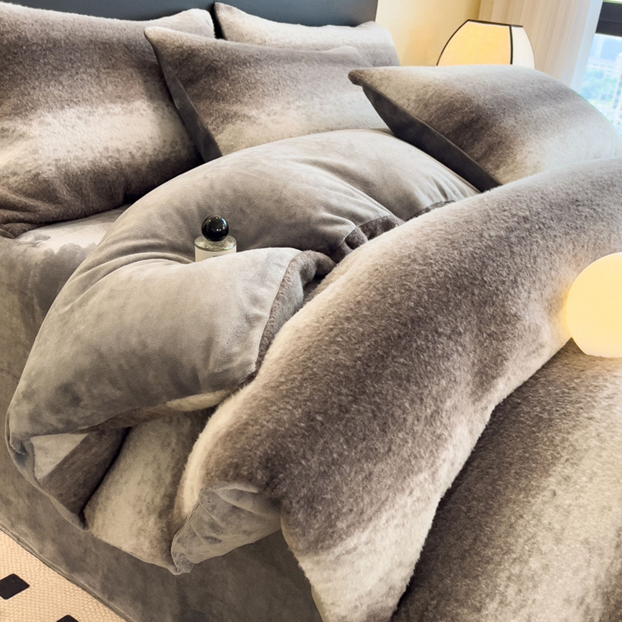 91家纺网 家纺一手货源 找家纺 印季家纺 2025新款轻奢简约羊呢绒亲肤保暖四件套 灰色大条纹