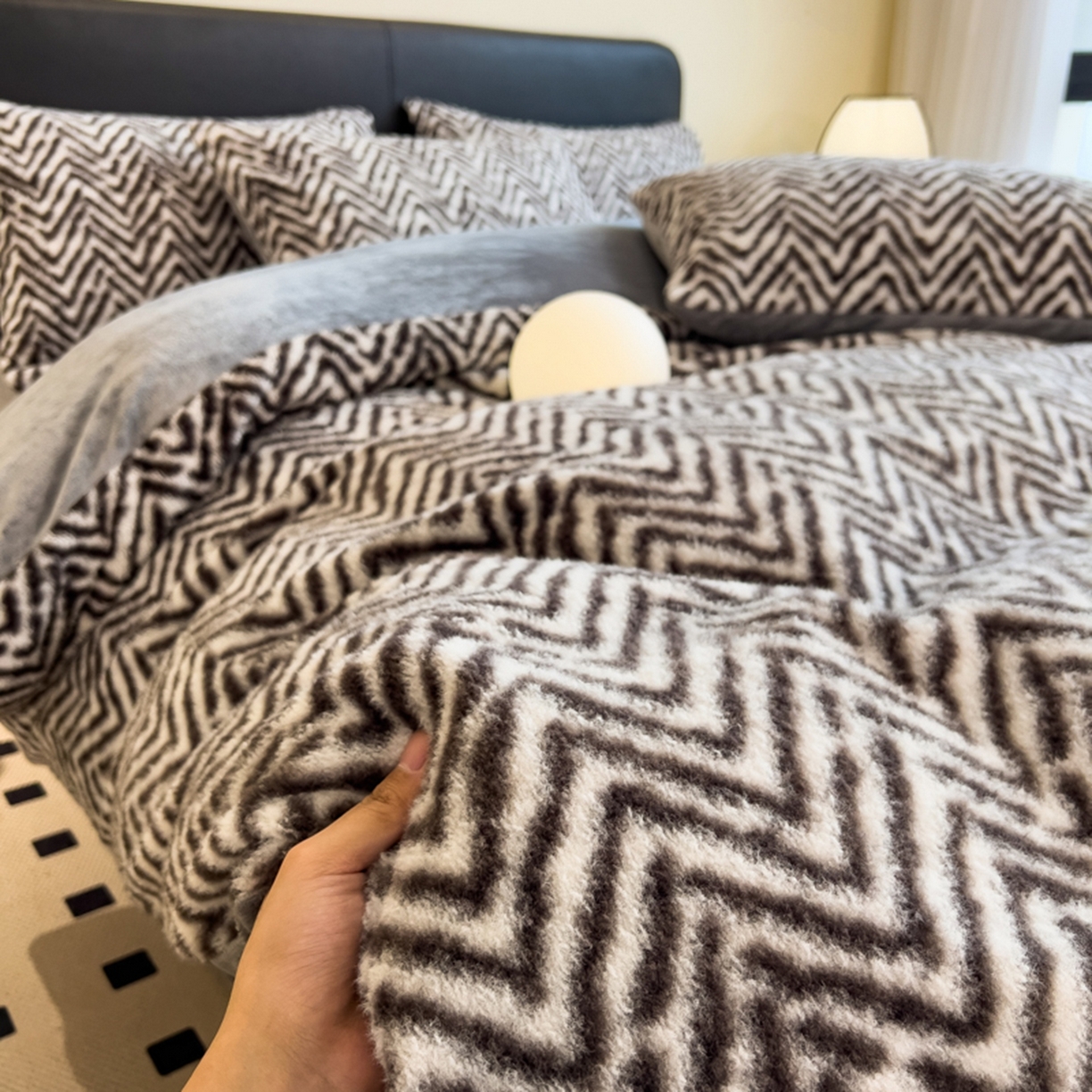 91家纺网 家纺一手货源 找家纺 印季家纺 2025新款轻奢简约羊呢绒亲肤保暖四件套 灰色波浪