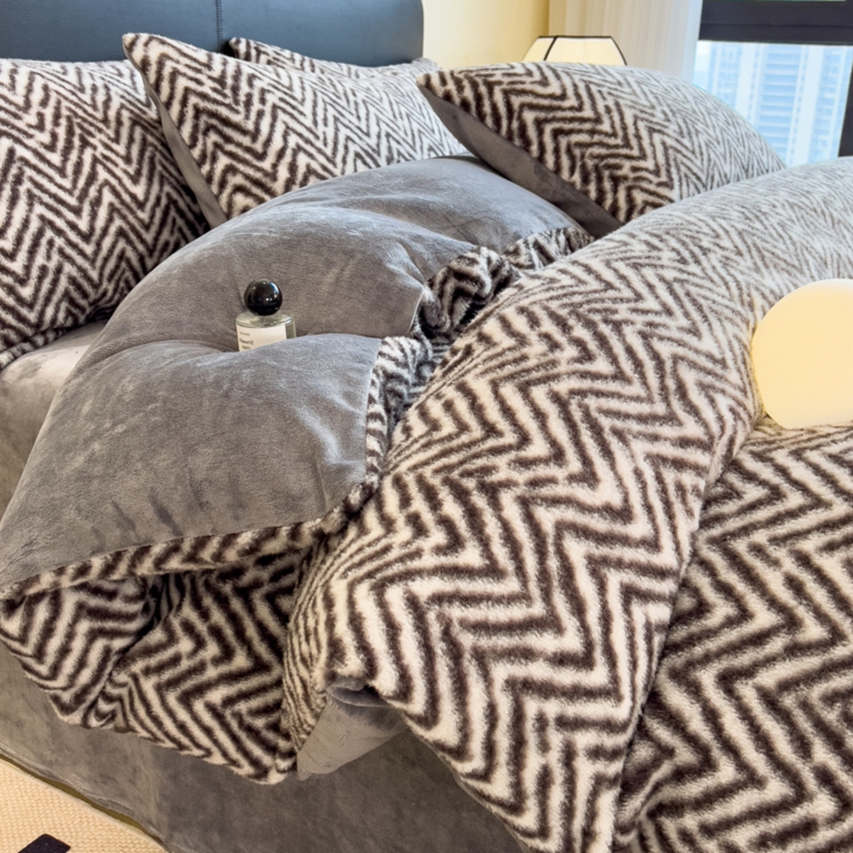 91家纺网 家纺一手货源 找家纺 印季家纺 2025新款轻奢简约羊呢绒亲肤保暖四件套 灰色波浪