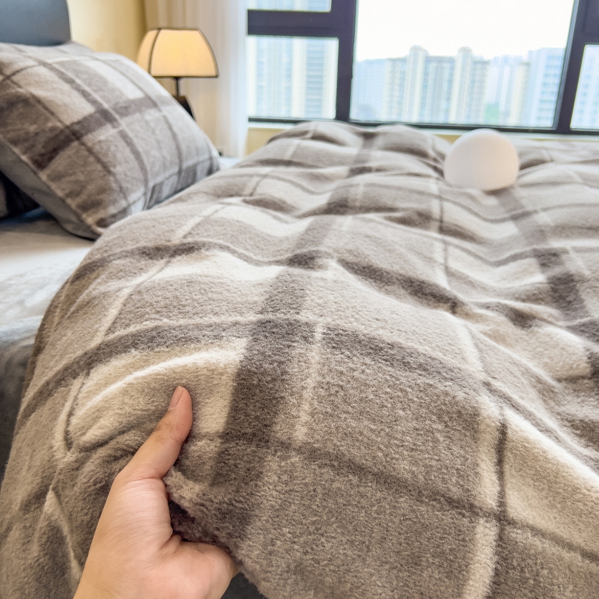 91家纺网 家纺一手货源 找家纺 印季家纺 2025新款轻奢简约羊呢绒亲肤保暖四件套 灰色大格