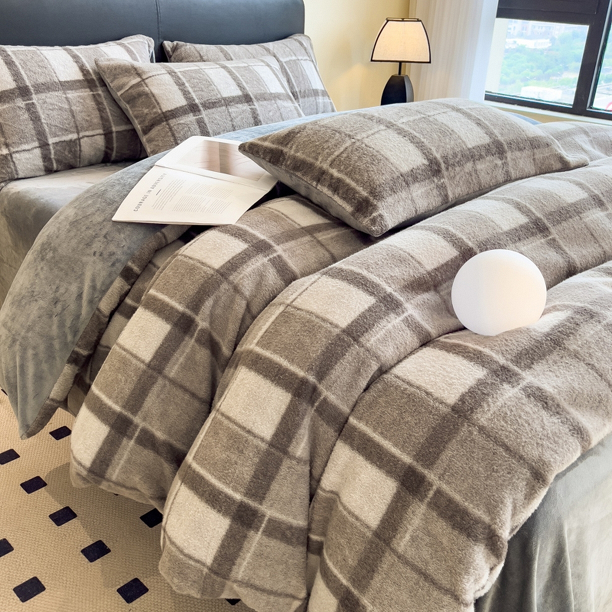 91家纺网 家纺一手货源 找家纺 印季家纺 2025新款轻奢简约羊呢绒亲肤保暖四件套 灰色大格