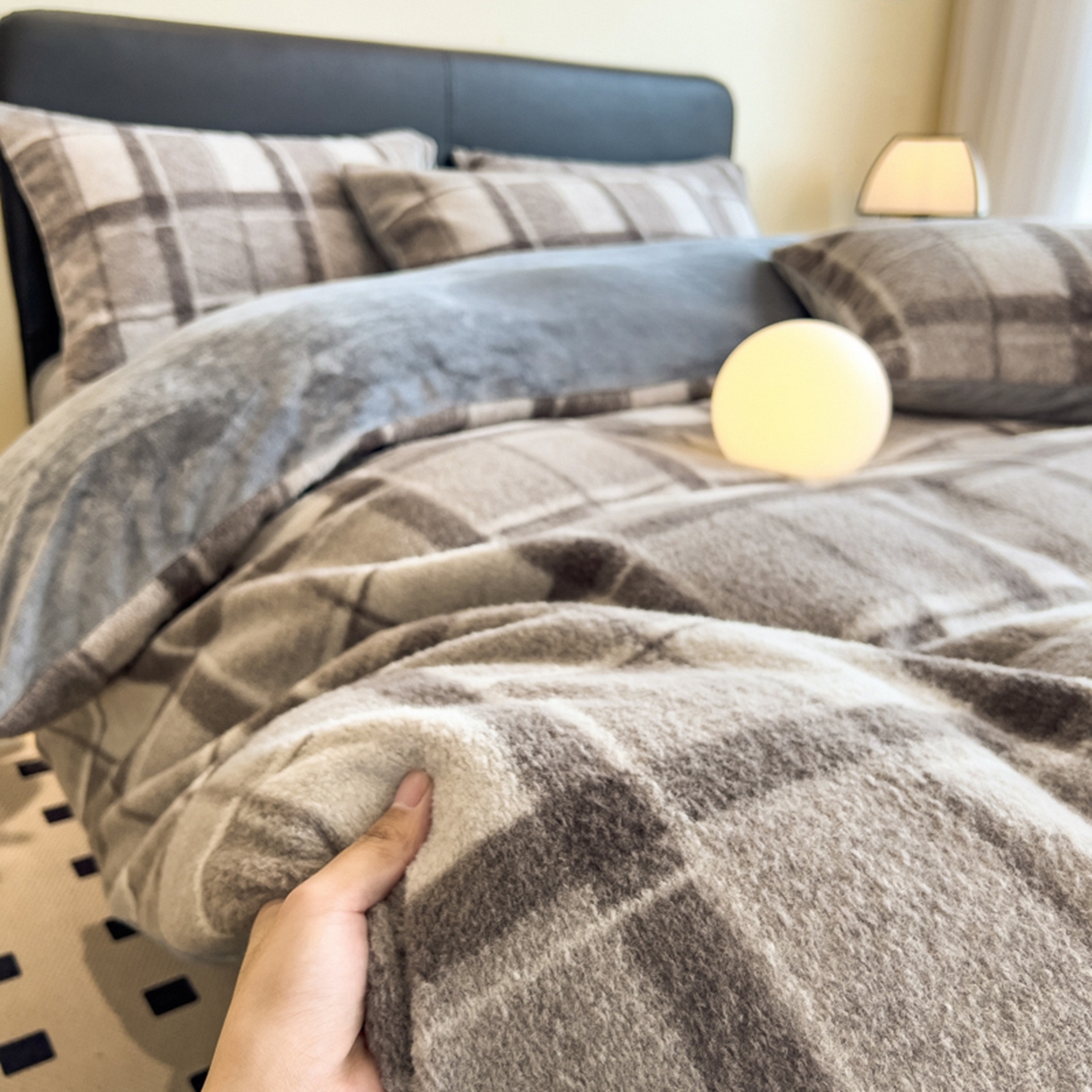 91家纺网 家纺一手货源 找家纺 印季家纺 2025新款轻奢简约羊呢绒亲肤保暖四件套 灰色大格