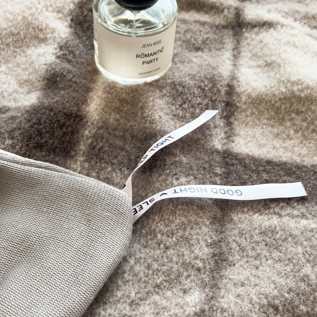 91家纺网 家纺一手货源 找家纺 印季家纺 2025新款轻奢简约羊呢绒亲肤保暖四件套 灰色大格