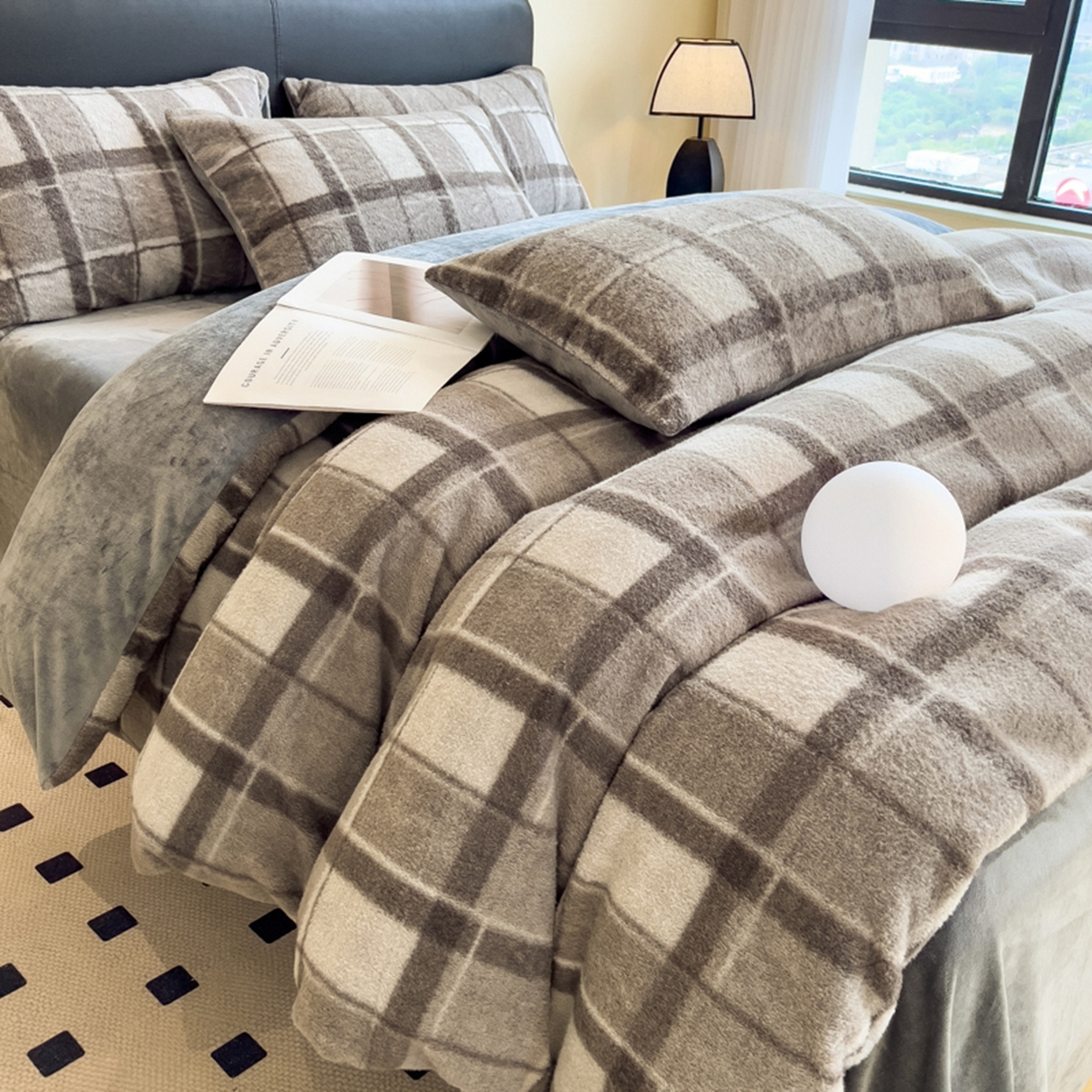 91家纺网 家纺一手货源 找家纺 印季家纺 2025新款轻奢简约羊呢绒亲肤保暖四件套 灰色大格