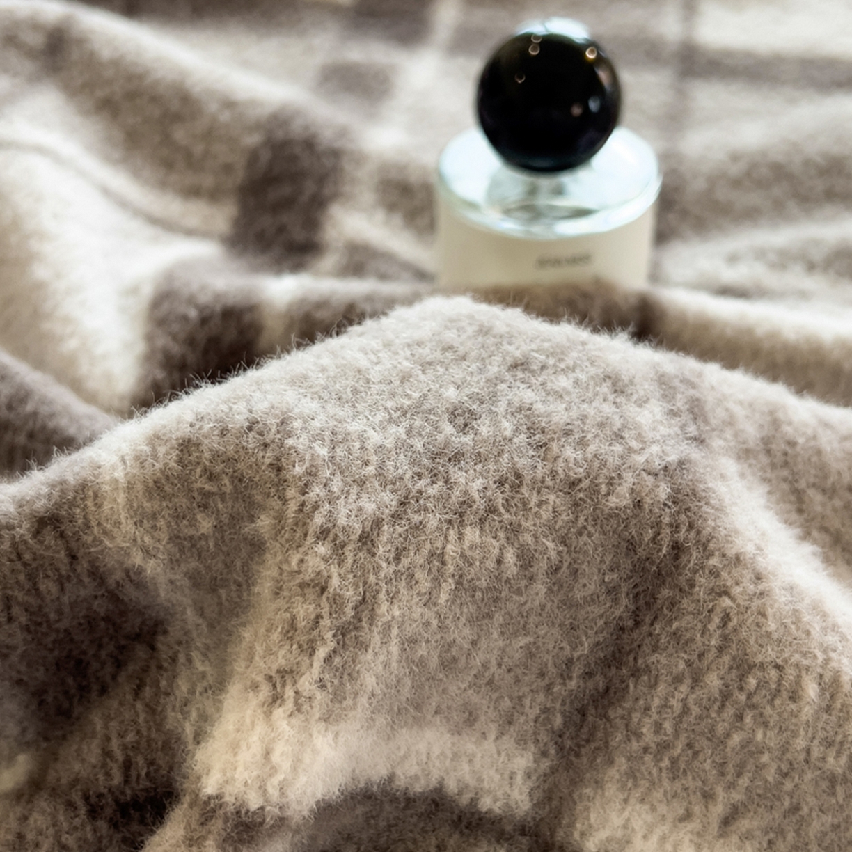 91家纺网 家纺一手货源 找家纺 印季家纺 2025新款轻奢简约羊呢绒亲肤保暖四件套 灰色大格