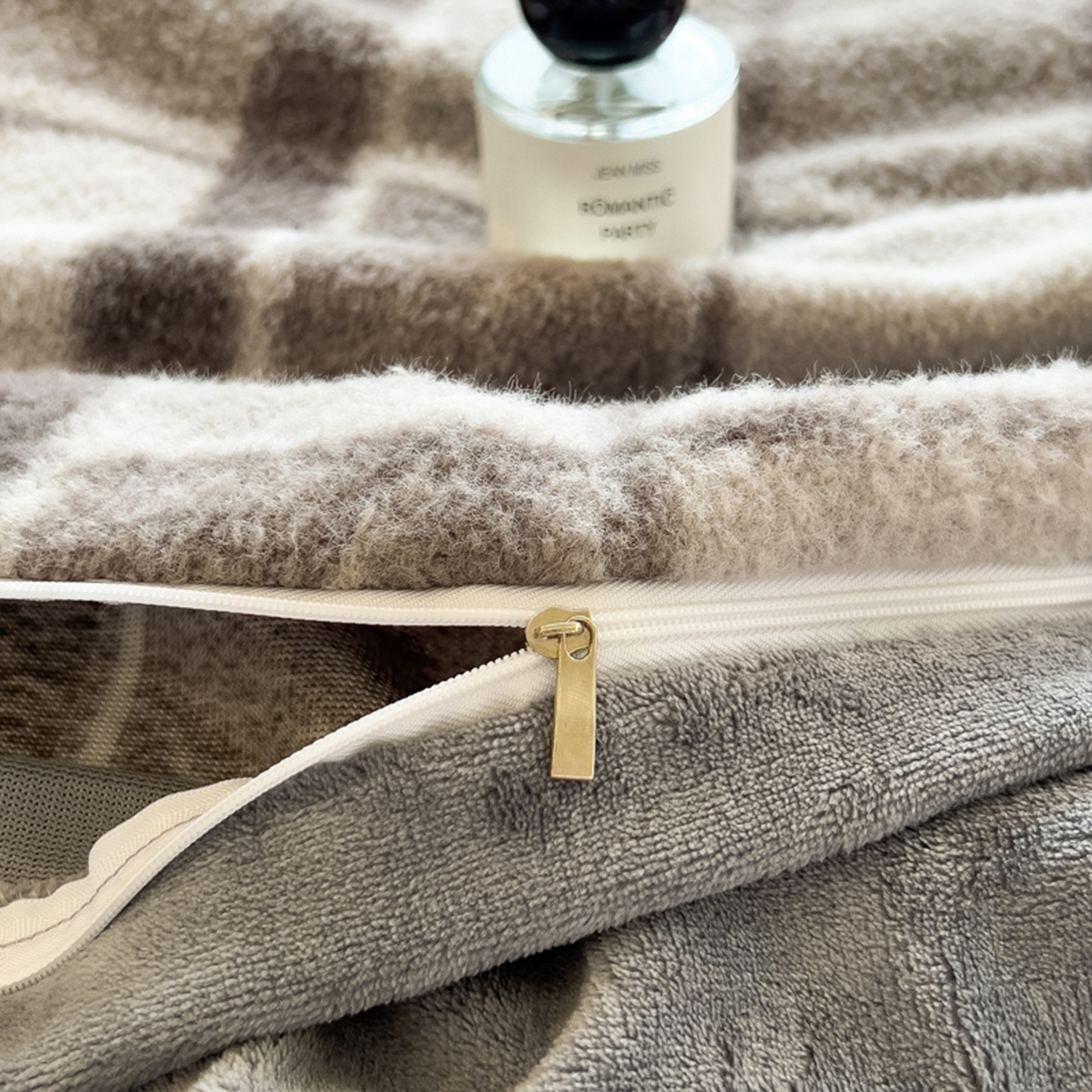 91家纺网 家纺一手货源 找家纺 印季家纺 2025新款轻奢简约羊呢绒亲肤保暖四件套 灰色大格