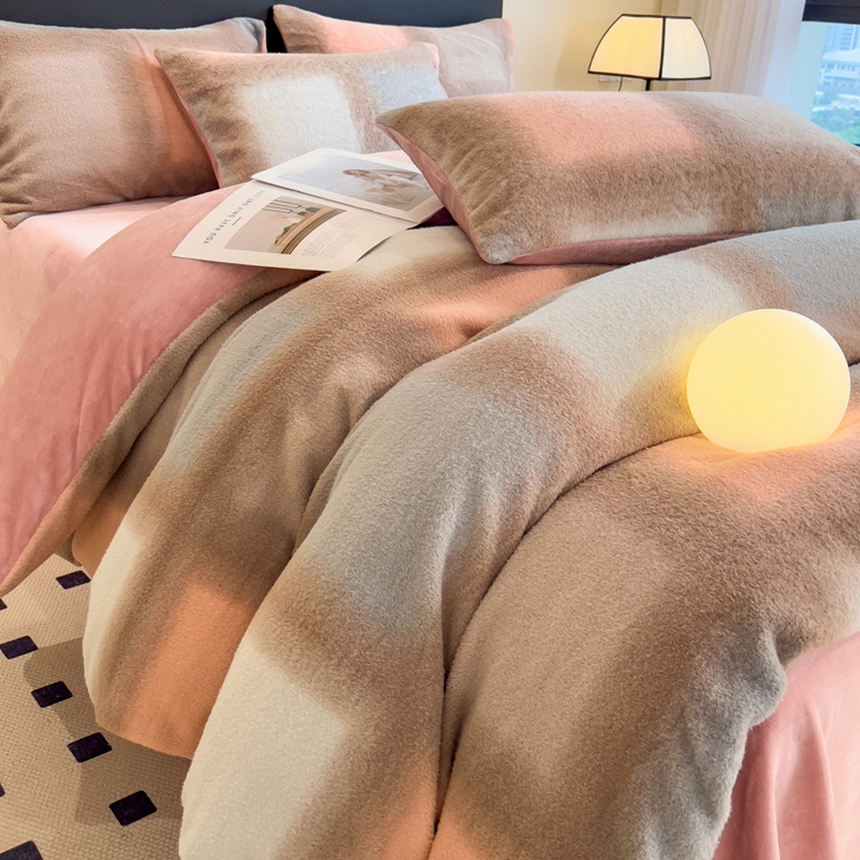 91家纺网 家纺一手货源 找家纺 印季家纺 2025新款轻奢简约羊呢绒亲肤保暖四件套 棕粉大格