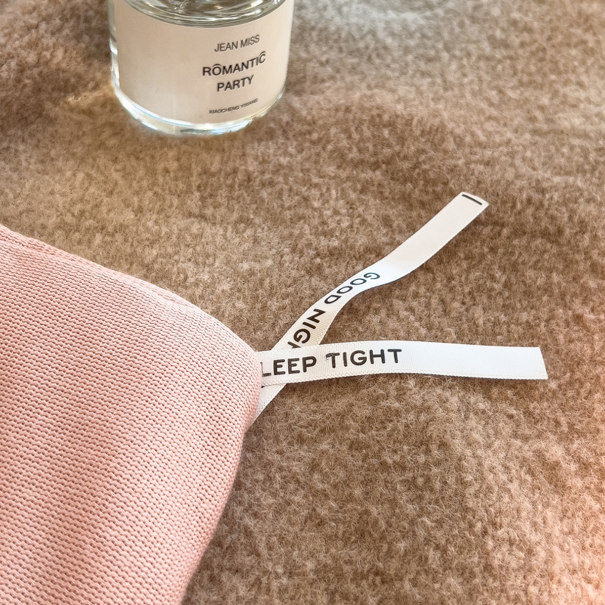 91家纺网 家纺一手货源 找家纺 印季家纺 2025新款轻奢简约羊呢绒亲肤保暖四件套 棕粉大格