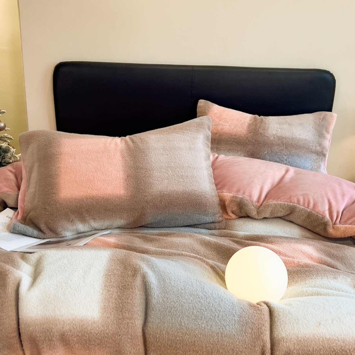 91家纺网 家纺一手货源 找家纺 印季家纺 2025新款轻奢简约羊呢绒亲肤保暖四件套 棕粉大格