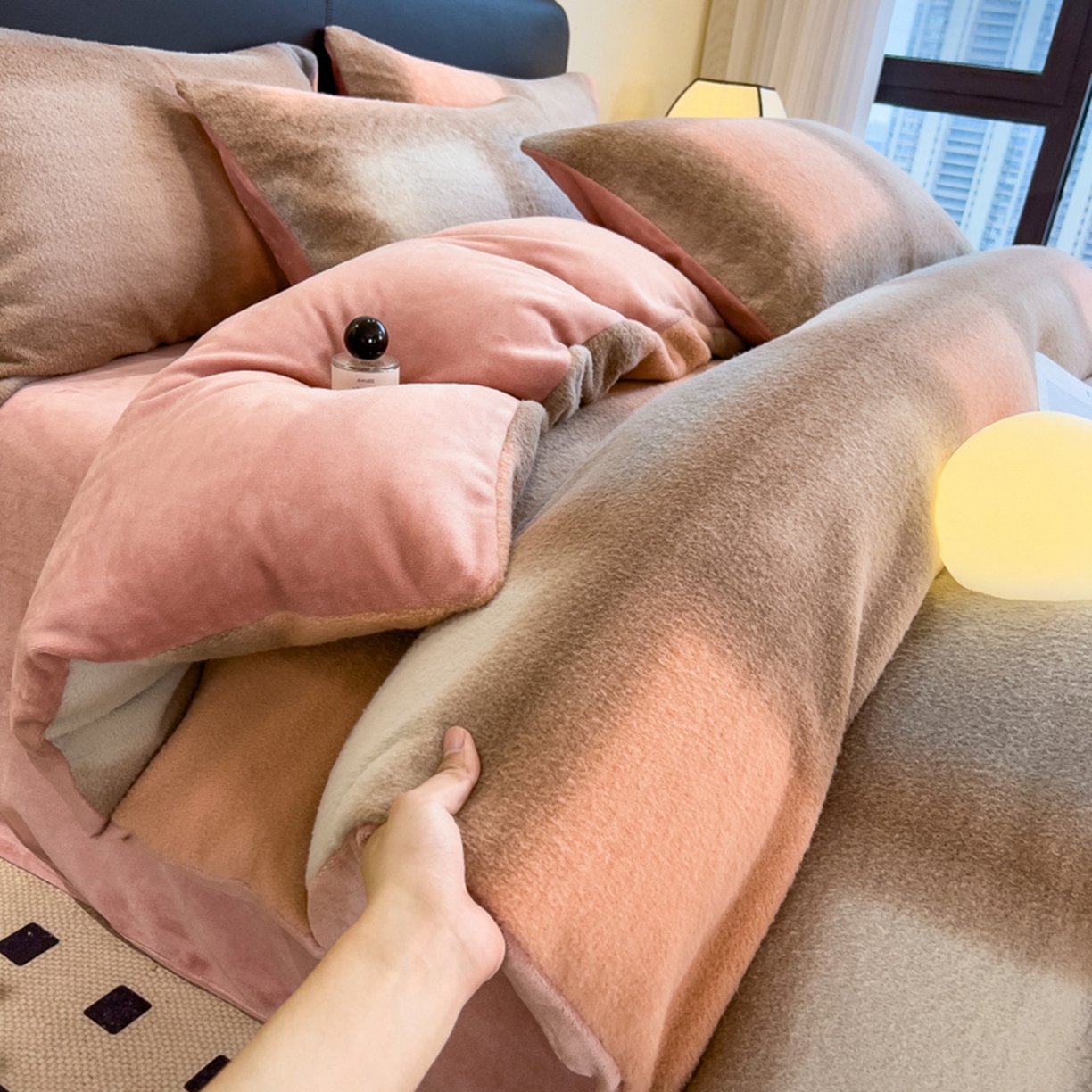 91家纺网 家纺一手货源 找家纺 印季家纺 2025新款轻奢简约羊呢绒亲肤保暖四件套 棕粉大格