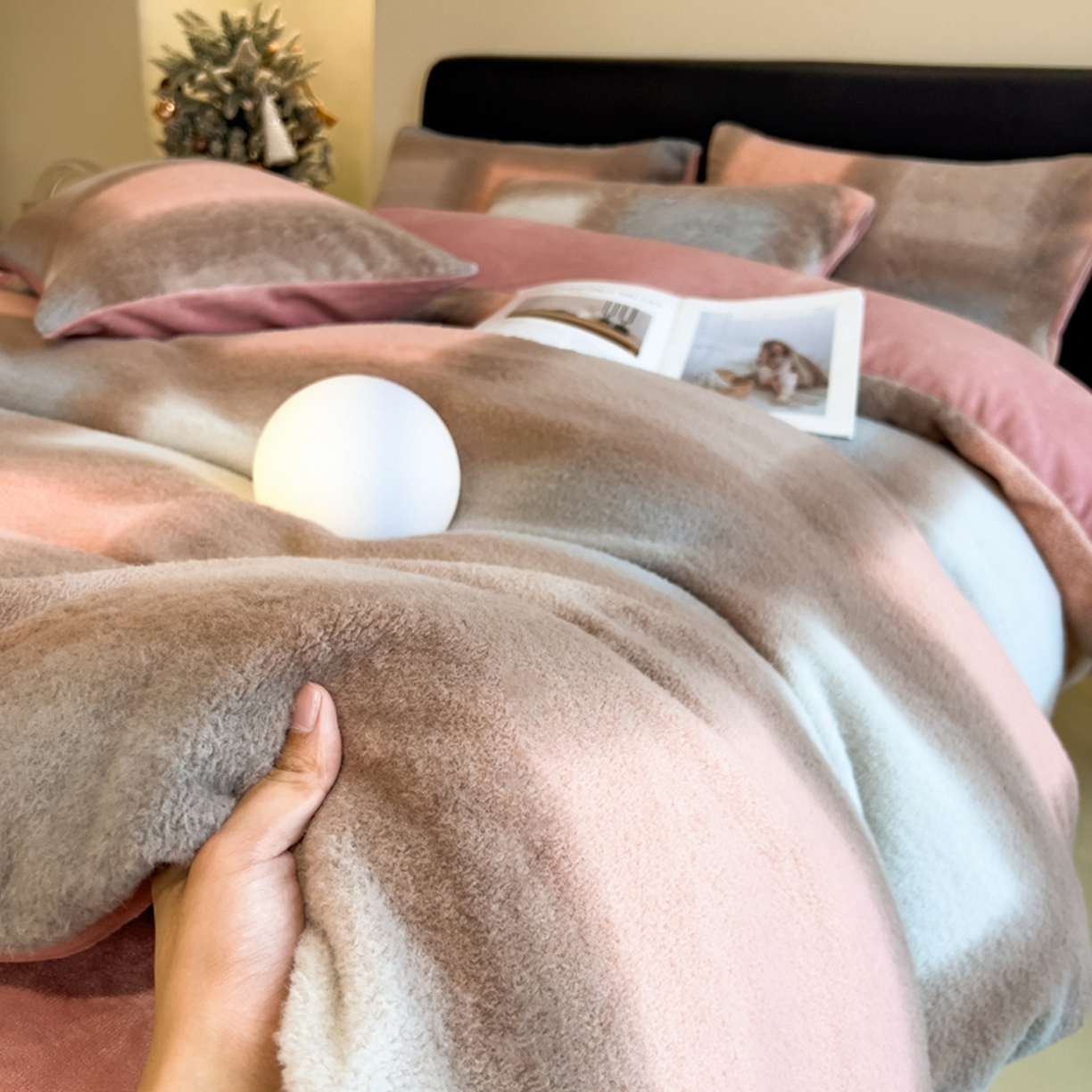 91家纺网 家纺一手货源 找家纺 印季家纺 2025新款轻奢简约羊呢绒亲肤保暖四件套 棕粉大格