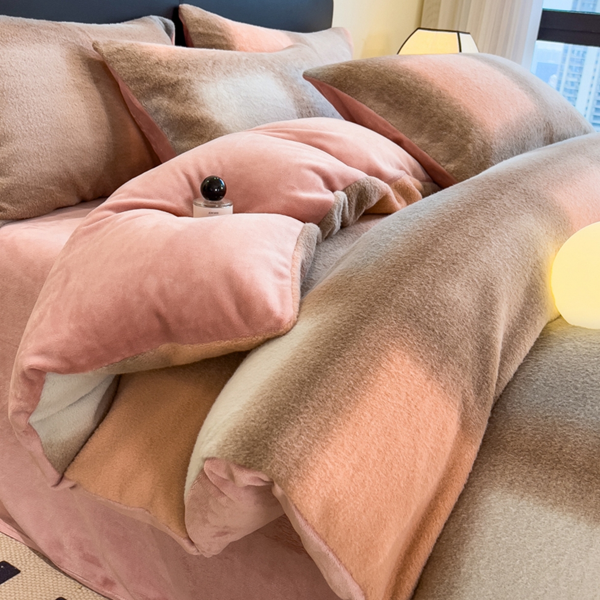 91家纺网 家纺一手货源 找家纺 印季家纺 2025新款轻奢简约羊呢绒亲肤保暖四件套 棕粉大格