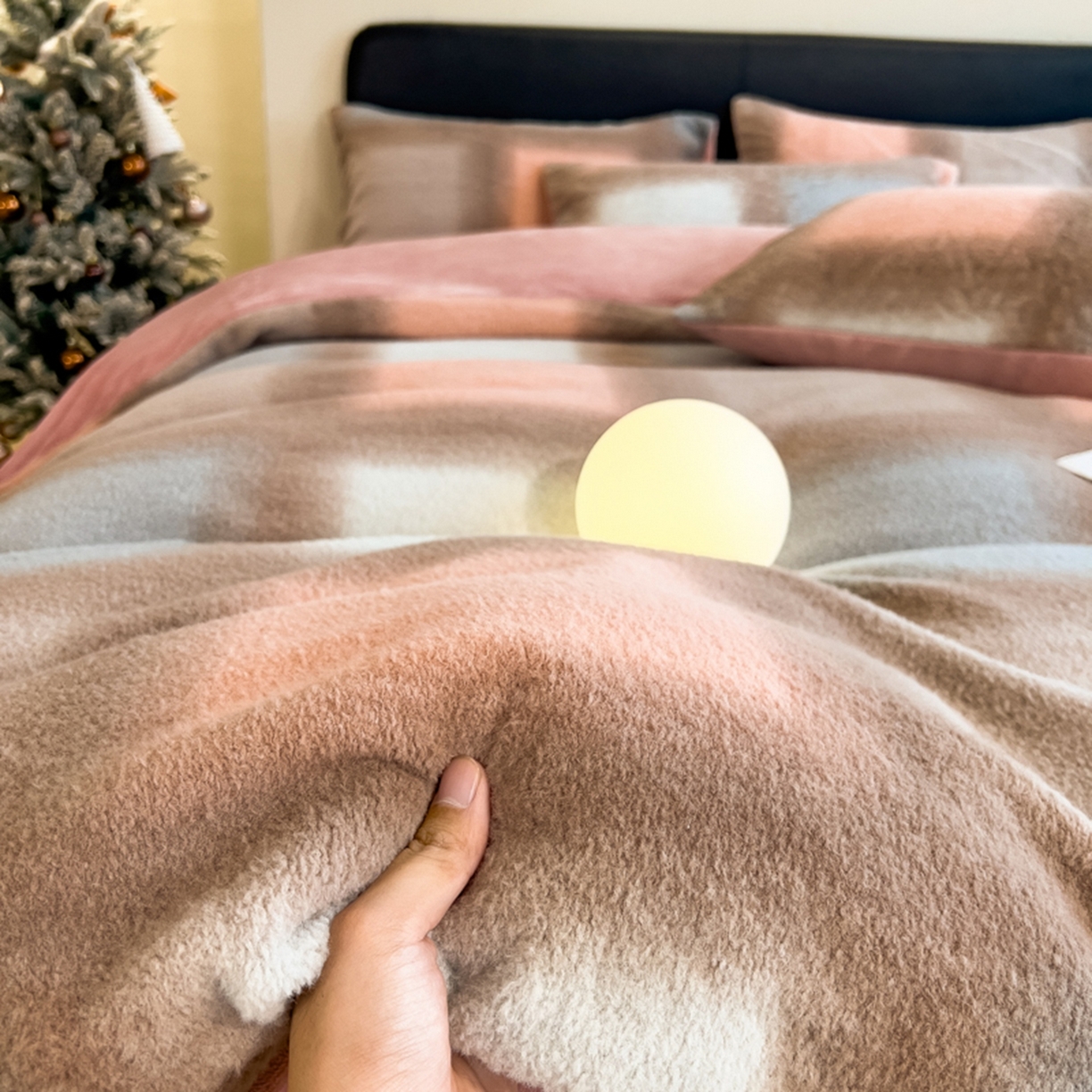 91家纺网 家纺一手货源 找家纺 印季家纺 2025新款轻奢简约羊呢绒亲肤保暖四件套 棕粉大格