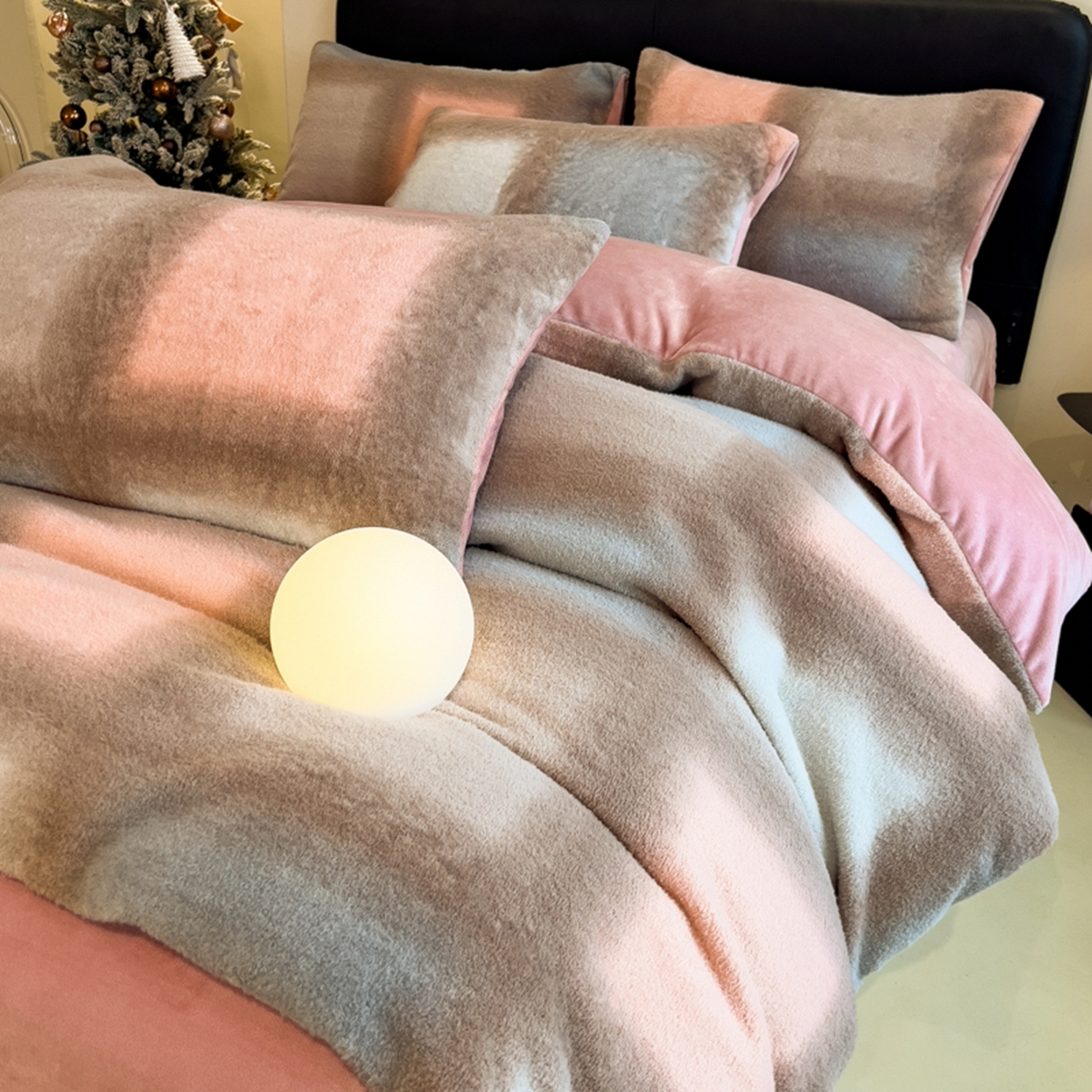 91家纺网 家纺一手货源 找家纺 印季家纺 2025新款轻奢简约羊呢绒亲肤保暖四件套 棕粉大格