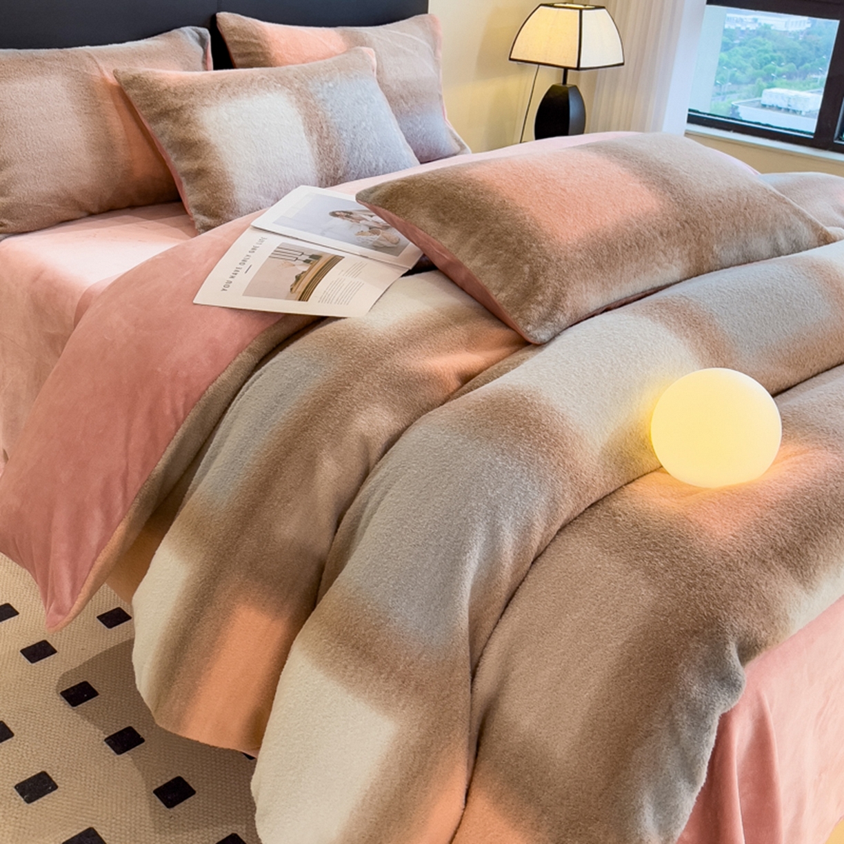 91家纺网 家纺一手货源 找家纺 印季家纺 2025新款轻奢简约羊呢绒亲肤保暖四件套 棕粉大格