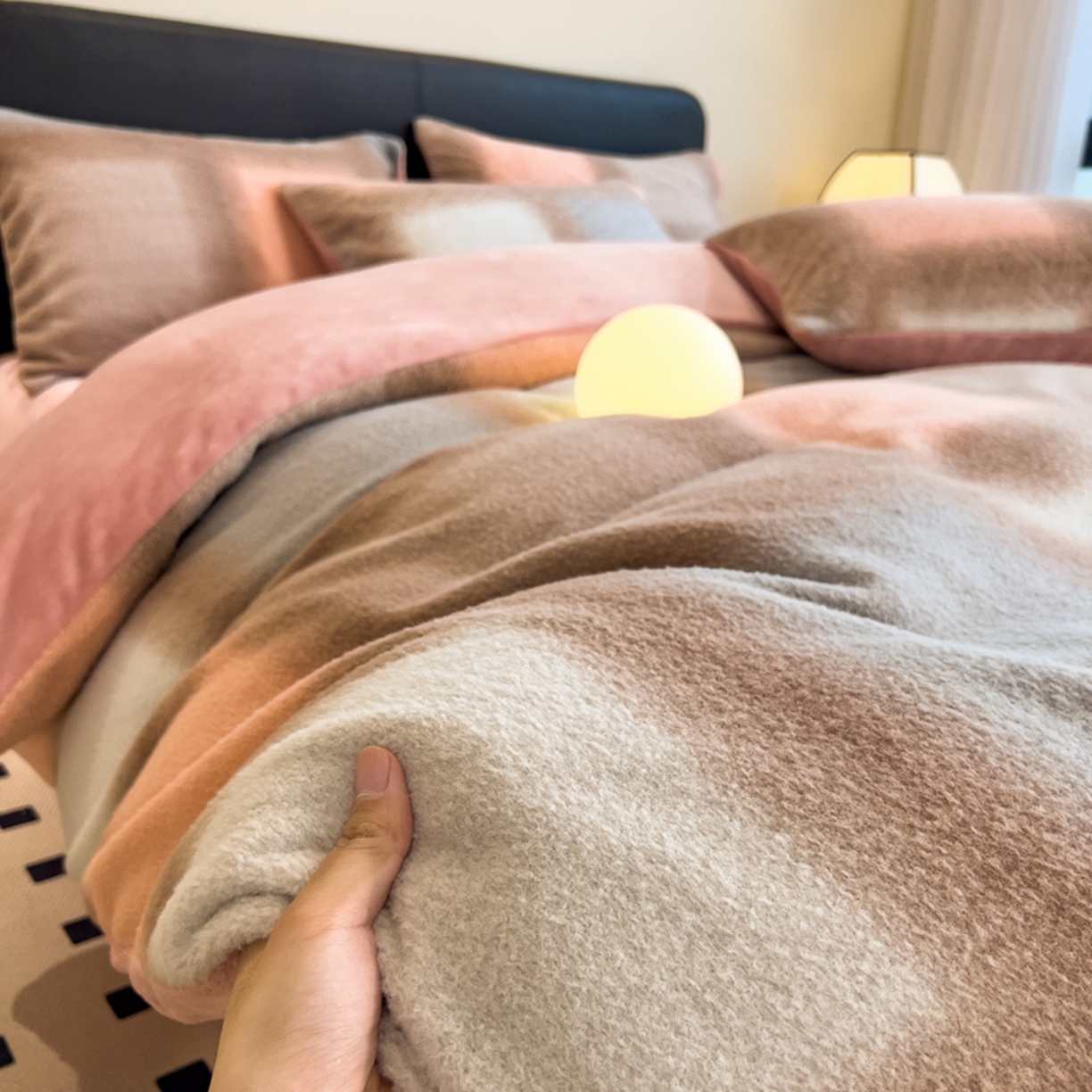 91家纺网 家纺一手货源 找家纺 印季家纺 2025新款轻奢简约羊呢绒亲肤保暖四件套 棕粉大格