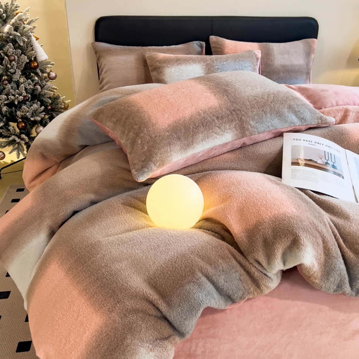 91家纺网 家纺一手货源 找家纺 印季家纺 2025新款轻奢简约羊呢绒亲肤保暖四件套 棕粉大格