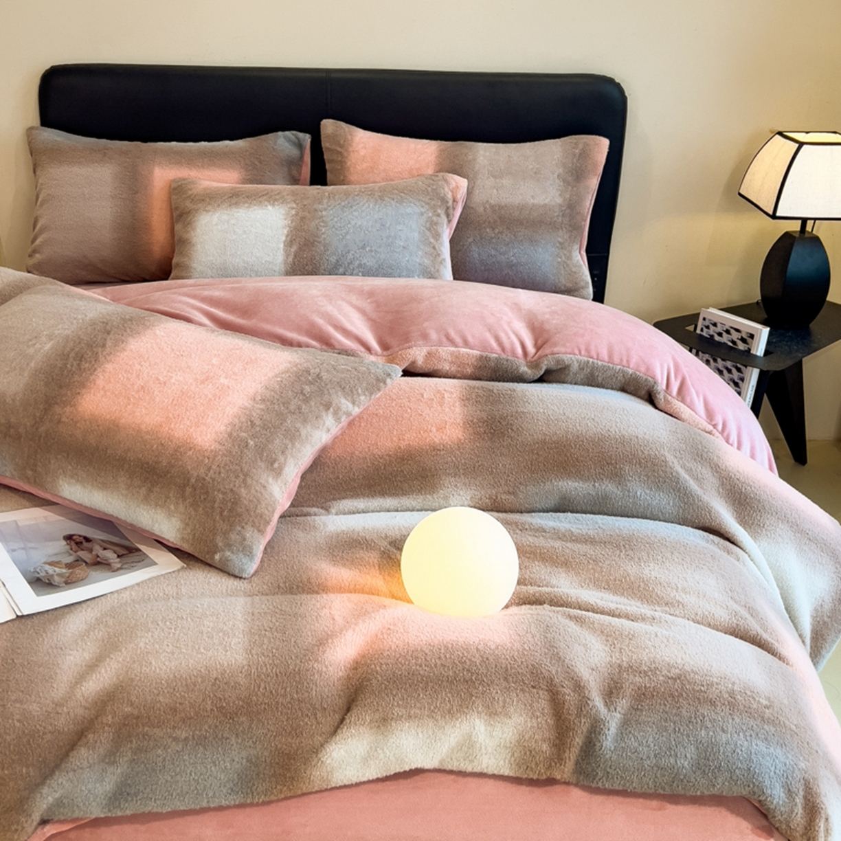 91家纺网 家纺一手货源 找家纺 印季家纺 2025新款轻奢简约羊呢绒亲肤保暖四件套 棕粉大格