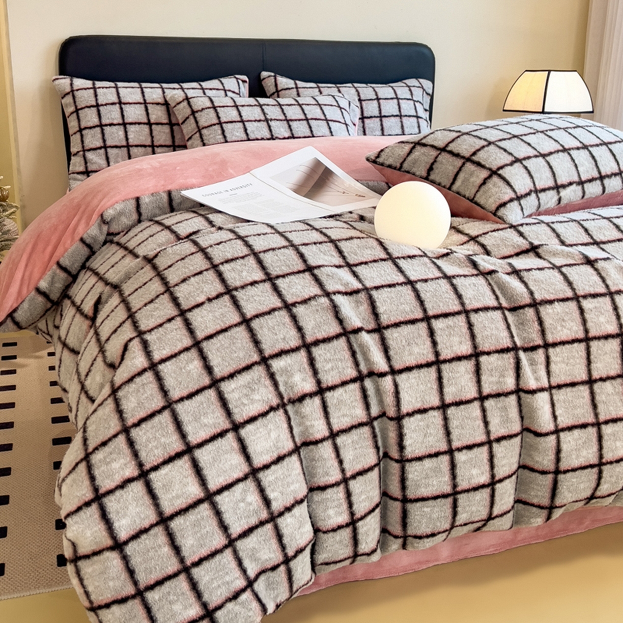 91家纺网 家纺一手货源 找家纺 印季家纺 2025新款轻奢简约羊呢绒亲肤保暖四件套 小香黑格