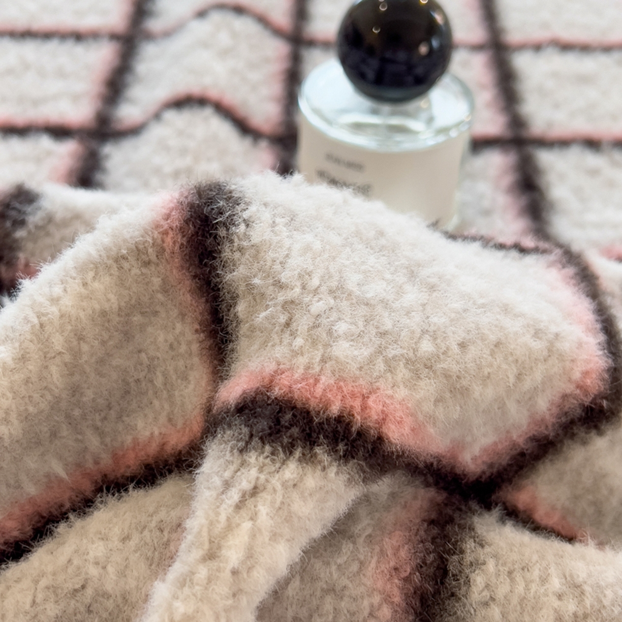 91家纺网 家纺一手货源 找家纺 印季家纺 2025新款轻奢简约羊呢绒亲肤保暖四件套 小香黑格