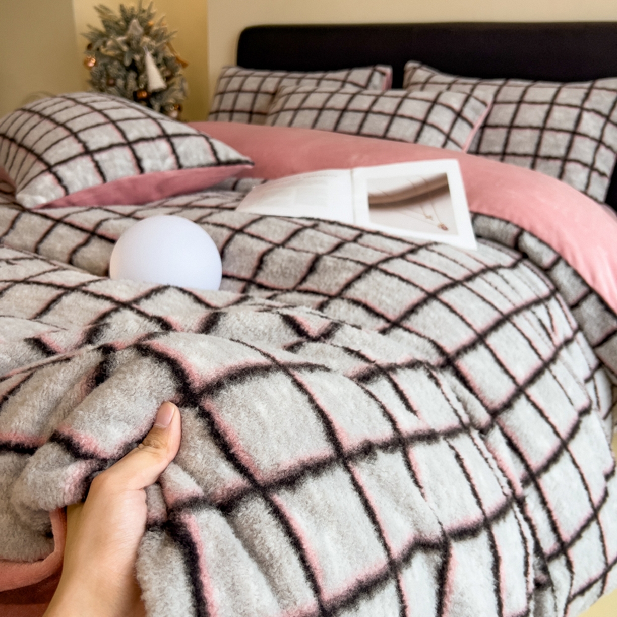 91家纺网 家纺一手货源 找家纺 印季家纺 2025新款轻奢简约羊呢绒亲肤保暖四件套 小香黑格