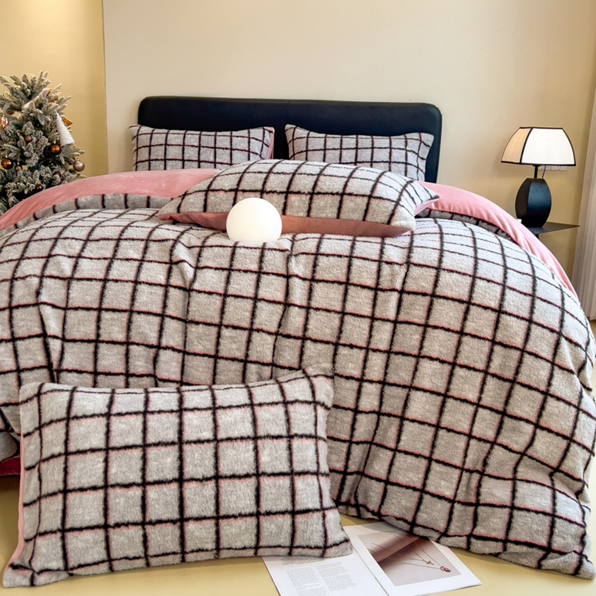 91家纺网 家纺一手货源 找家纺 印季家纺 2025新款轻奢简约羊呢绒亲肤保暖四件套 小香黑格