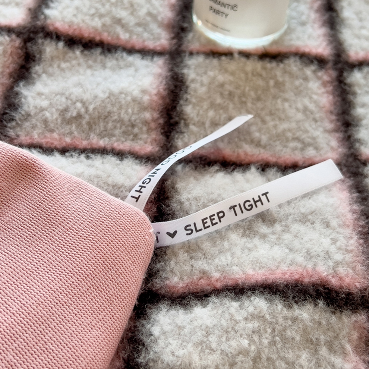 91家纺网 家纺一手货源 找家纺 印季家纺 2025新款轻奢简约羊呢绒亲肤保暖四件套 小香黑格