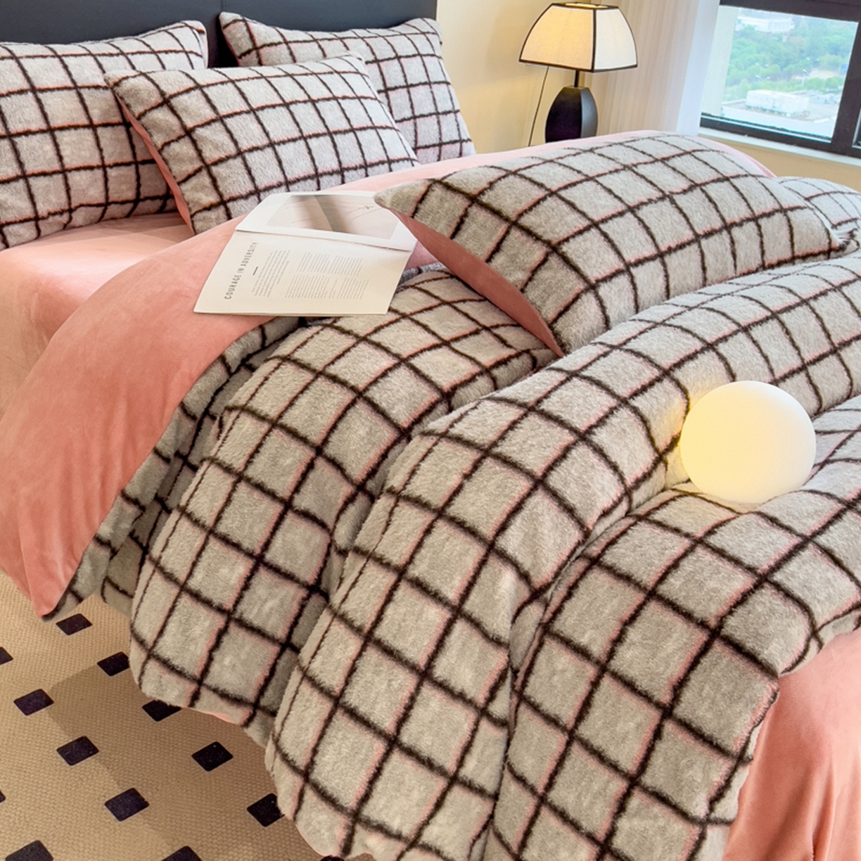 91家纺网 家纺一手货源 找家纺 印季家纺 2025新款轻奢简约羊呢绒亲肤保暖四件套 小香黑格