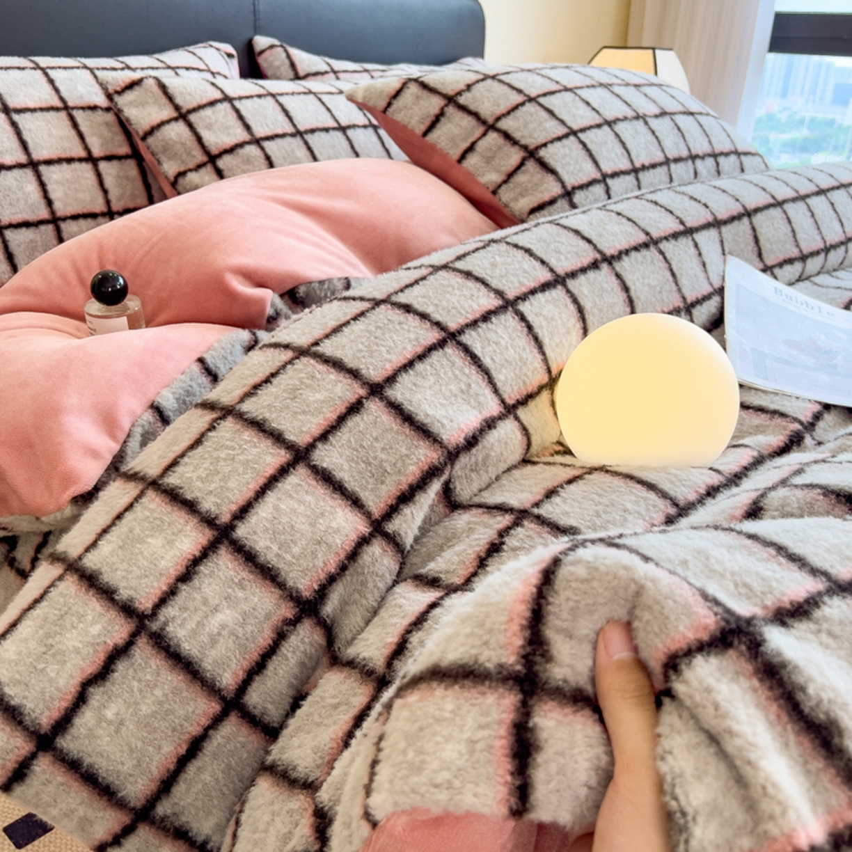 91家纺网 家纺一手货源 找家纺 印季家纺 2025新款轻奢简约羊呢绒亲肤保暖四件套 小香黑格