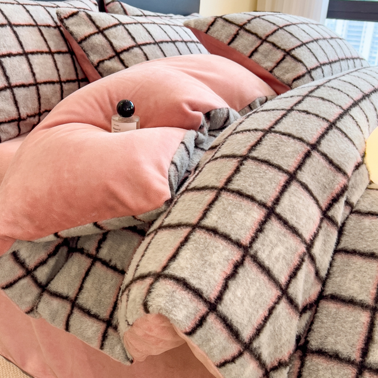 91家纺网 家纺一手货源 找家纺 印季家纺 2025新款轻奢简约羊呢绒亲肤保暖四件套 小香黑格