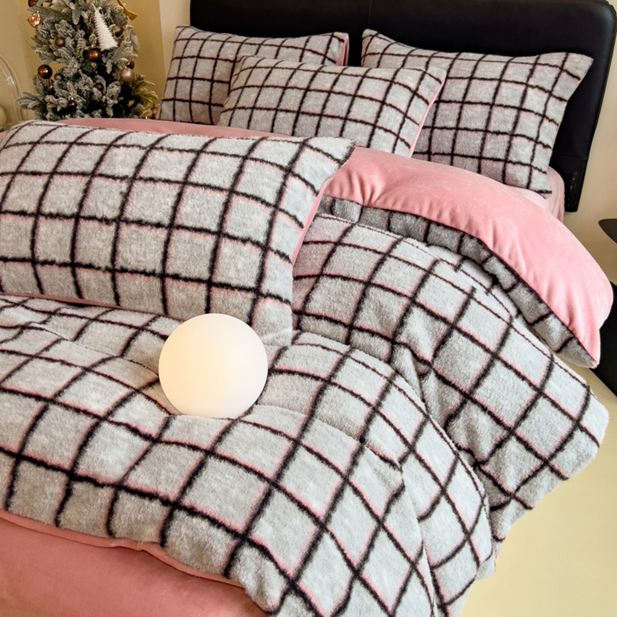 91家纺网 家纺一手货源 找家纺 印季家纺 2025新款轻奢简约羊呢绒亲肤保暖四件套 小香黑格