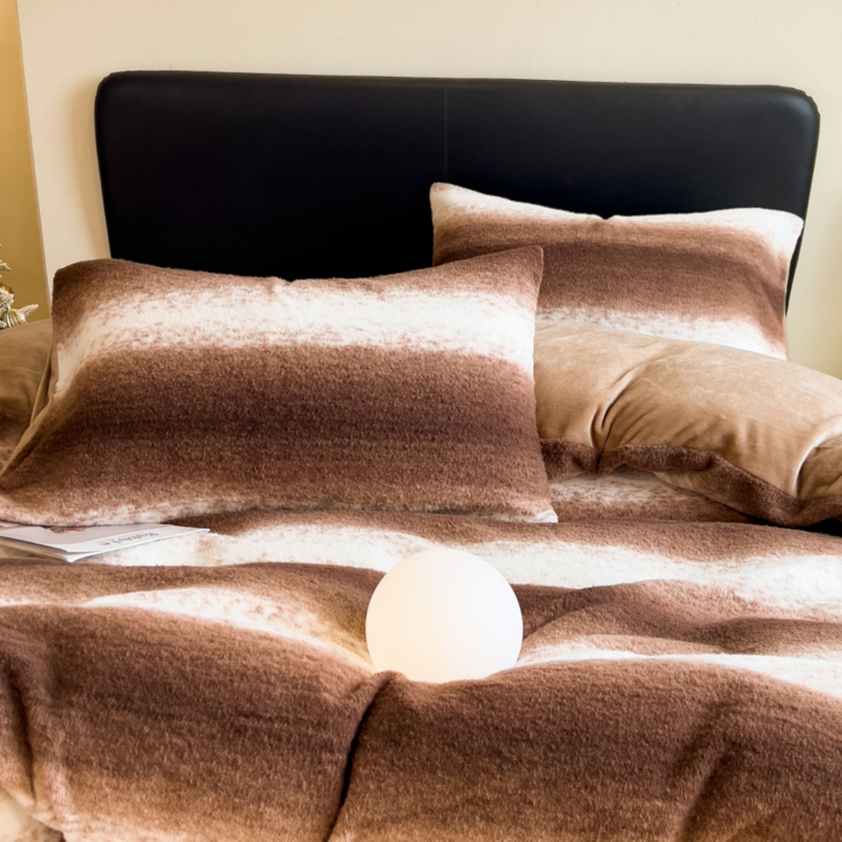 91家纺网 家纺一手货源 找家纺 印季家纺 2025新款轻奢简约羊呢绒亲肤保暖四件套 棕色大条纹