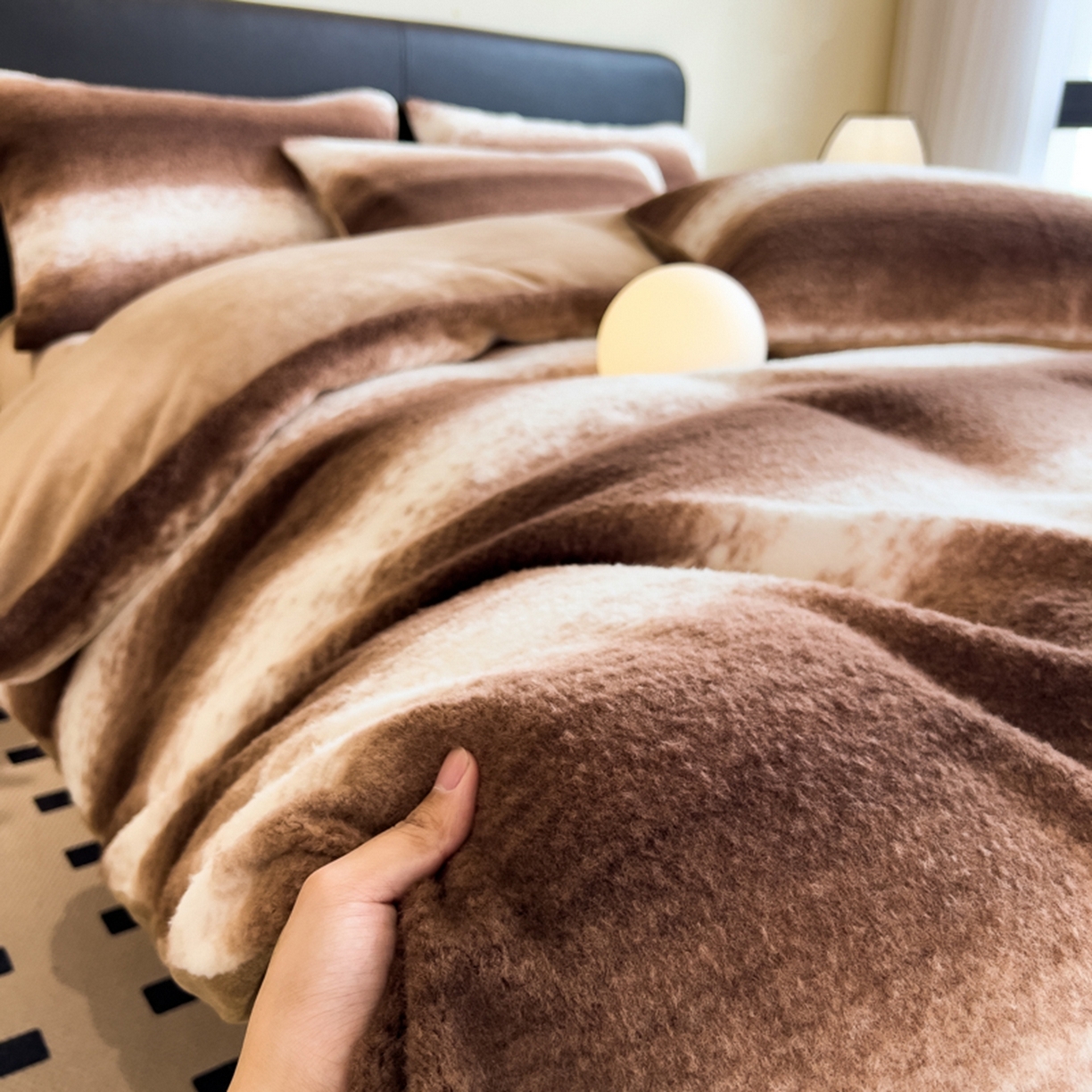 91家纺网 家纺一手货源 找家纺 印季家纺 2025新款轻奢简约羊呢绒亲肤保暖四件套 棕色大条纹