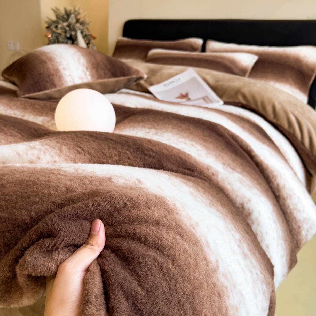 91家纺网 家纺一手货源 找家纺 印季家纺 2025新款轻奢简约羊呢绒亲肤保暖四件套 棕色大条纹