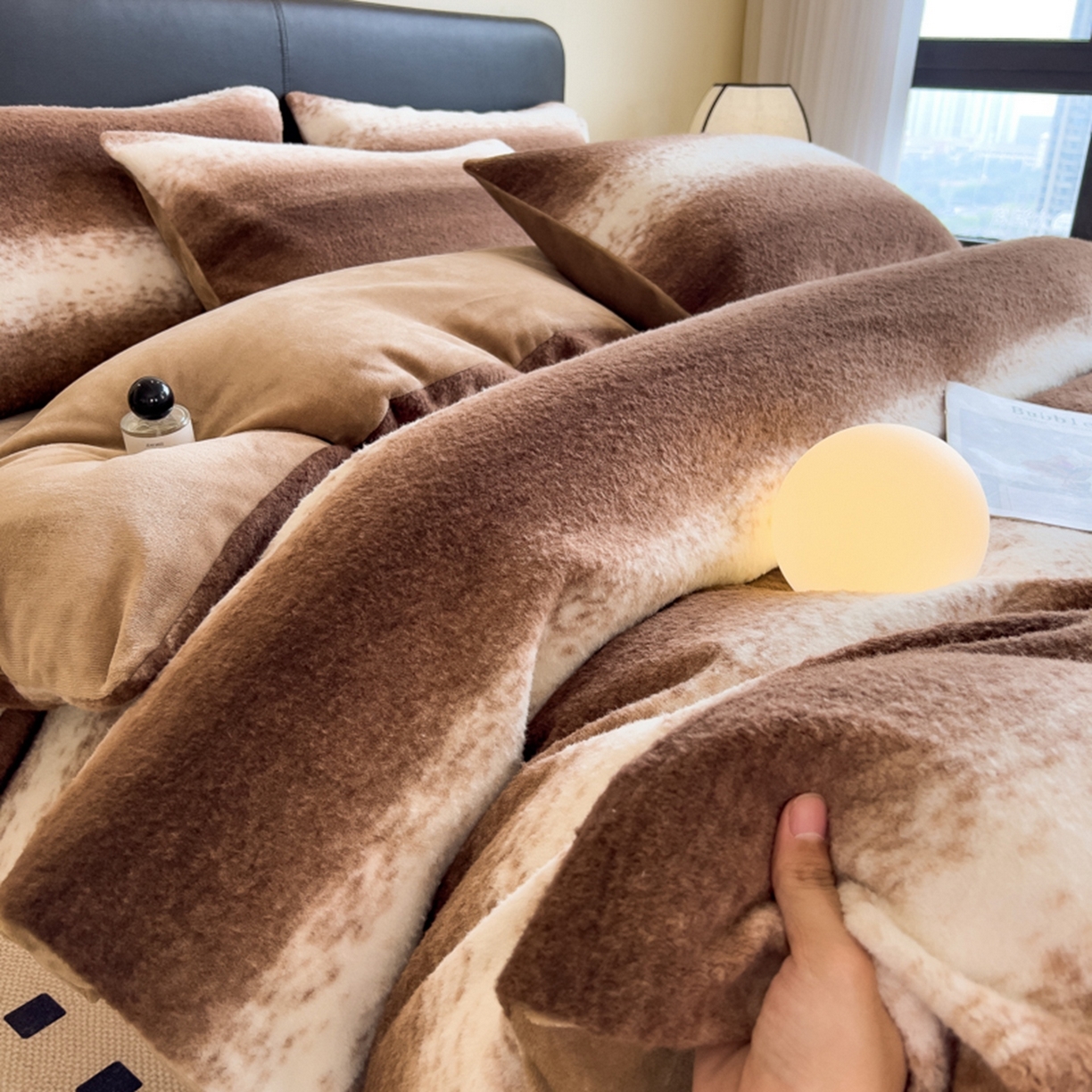 91家纺网 家纺一手货源 找家纺 印季家纺 2025新款轻奢简约羊呢绒亲肤保暖四件套 棕色大条纹