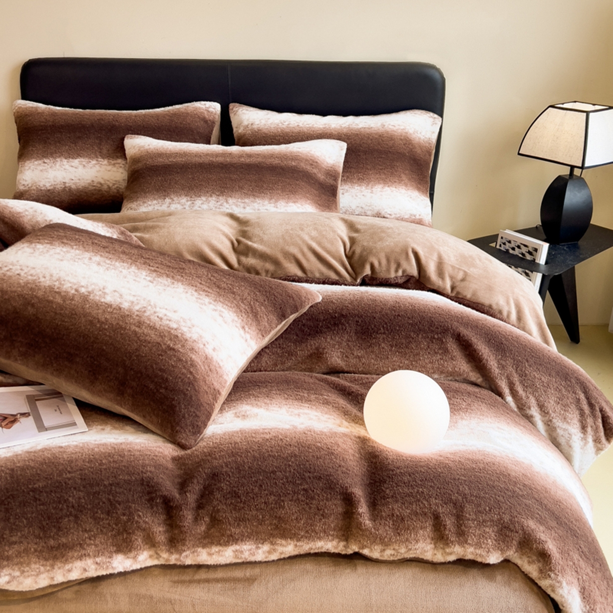 91家纺网 家纺一手货源 找家纺 印季家纺 2025新款轻奢简约羊呢绒亲肤保暖四件套 棕色大条纹