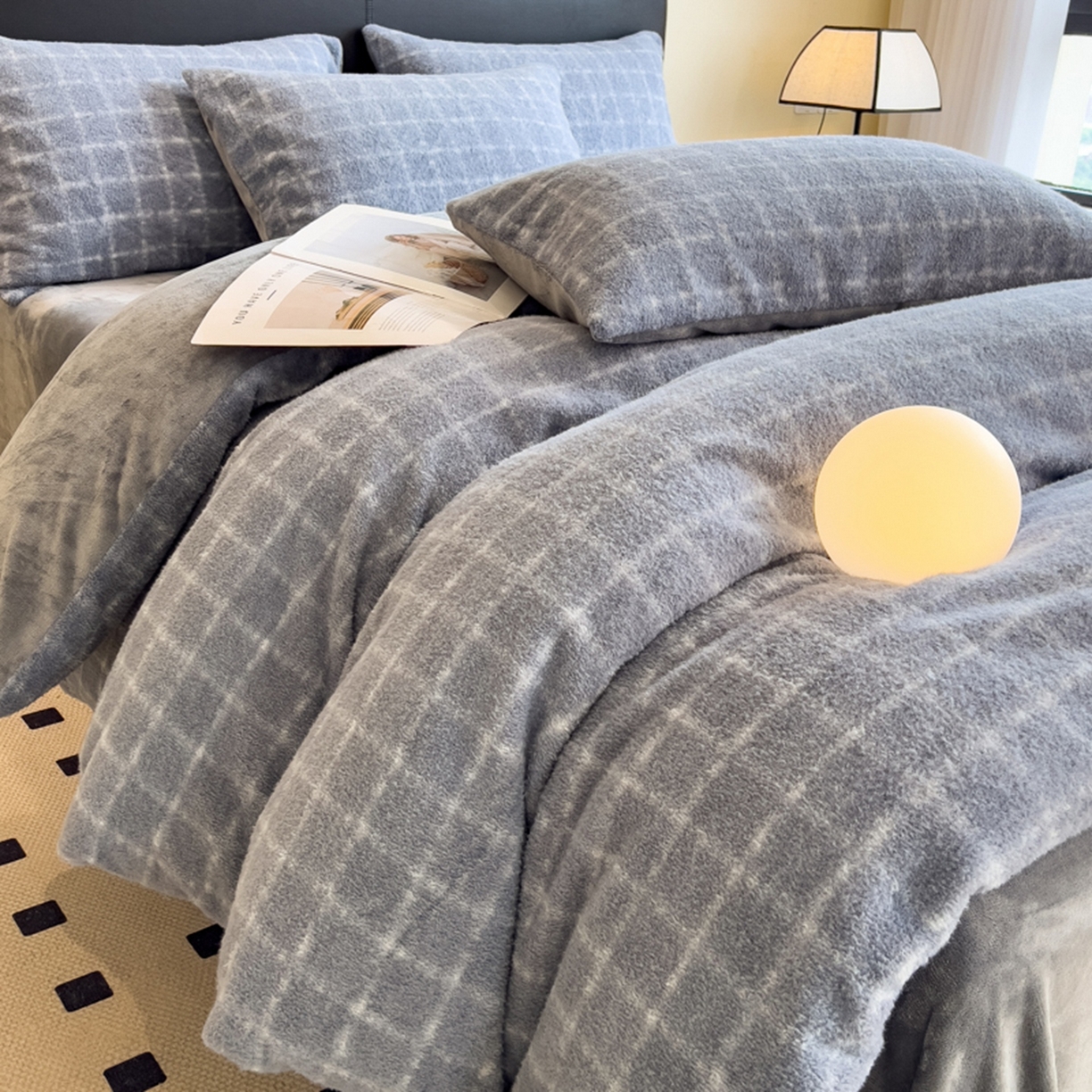 91家纺网 家纺一手货源 找家纺 印季家纺 2025新款轻奢简约羊呢绒亲肤保暖四件套 小香蓝灰格