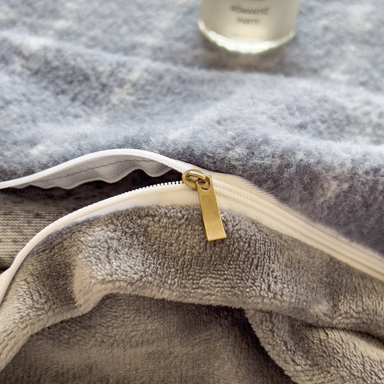 91家纺网 家纺一手货源 找家纺 印季家纺 2025新款轻奢简约羊呢绒亲肤保暖四件套 小香蓝灰格