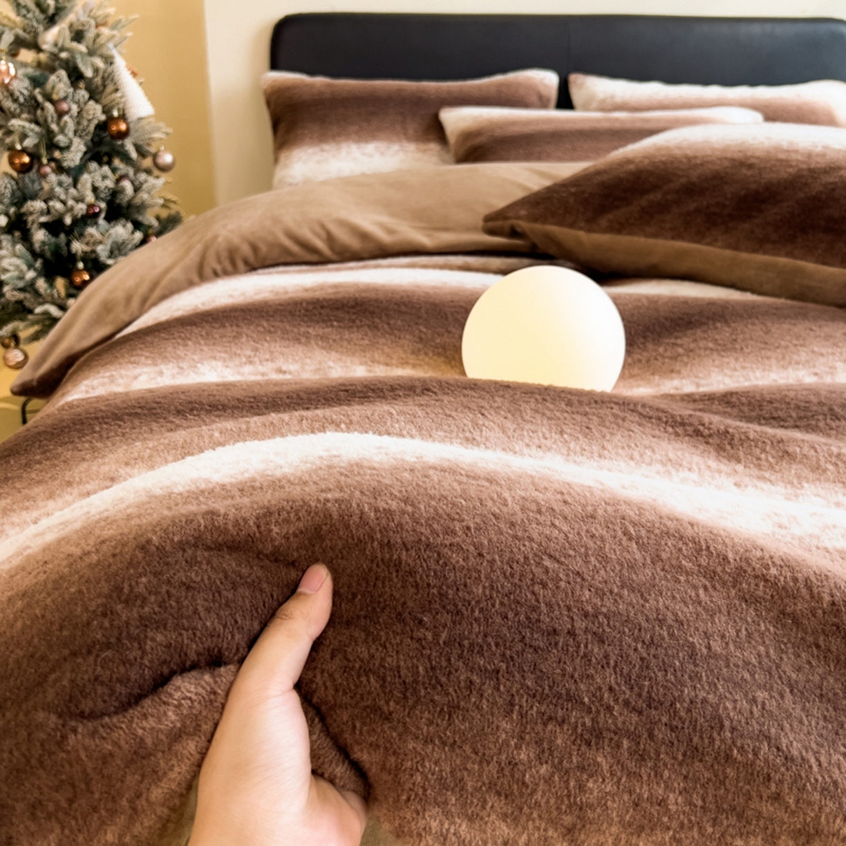 91家纺网 家纺一手货源 找家纺 印季家纺 2025新款轻奢简约羊呢绒亲肤保暖四件套 棕色大条纹