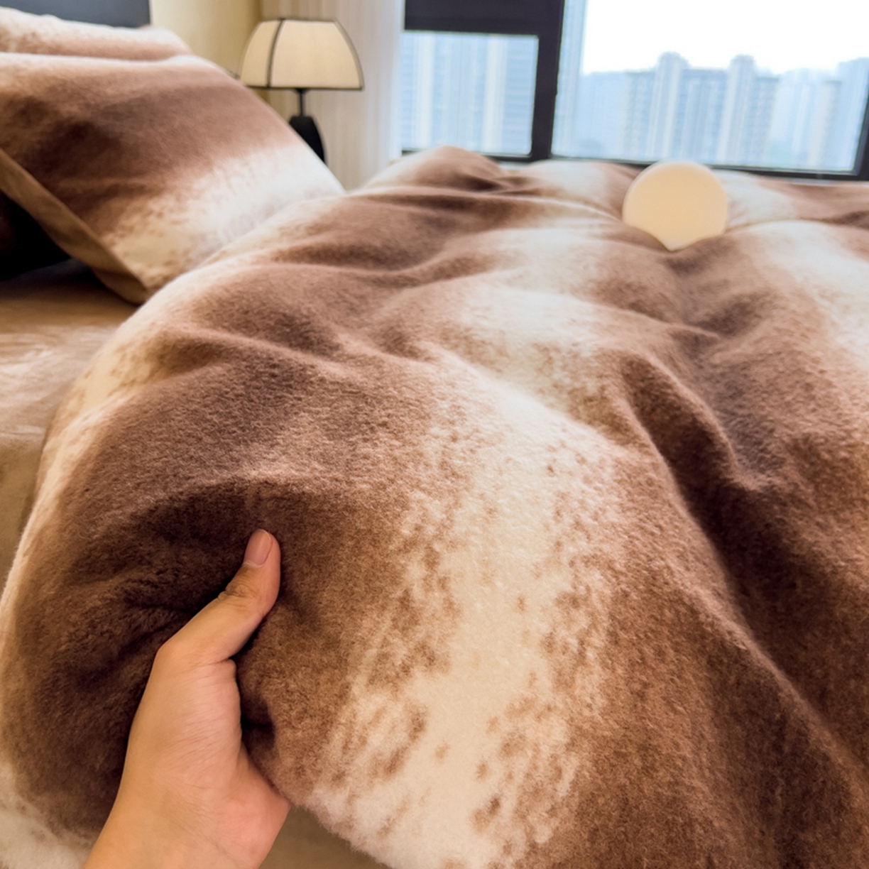 91家纺网 家纺一手货源 找家纺 印季家纺 2025新款轻奢简约羊呢绒亲肤保暖四件套 棕色大条纹