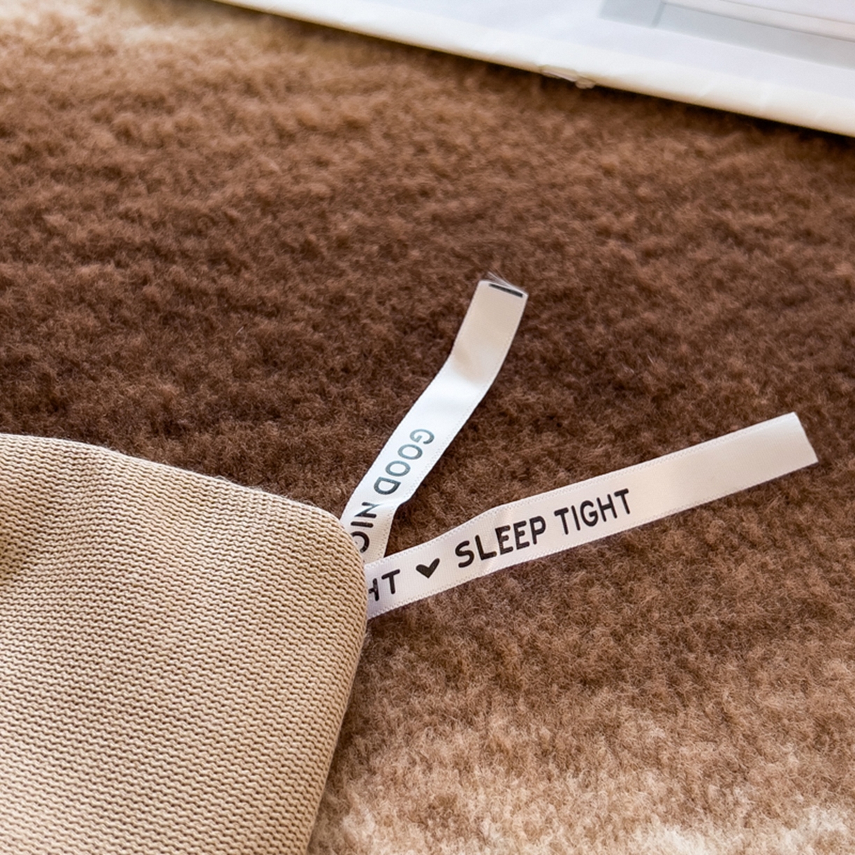 91家纺网 家纺一手货源 找家纺 印季家纺 2025新款轻奢简约羊呢绒亲肤保暖四件套 棕色大条纹