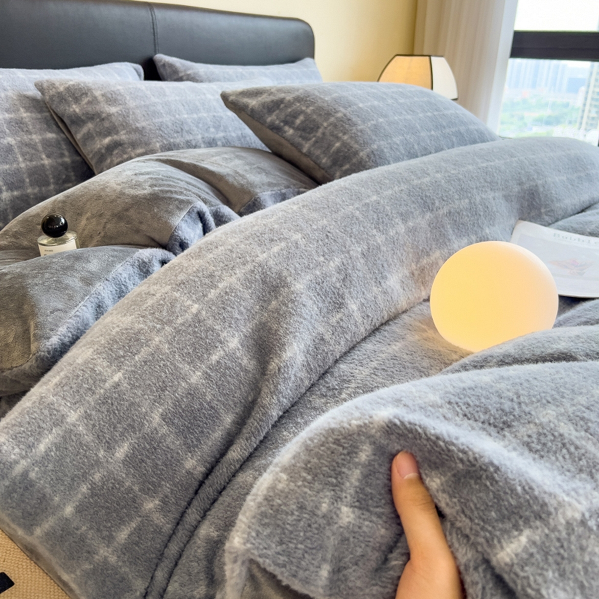 91家纺网 家纺一手货源 找家纺 印季家纺 2025新款轻奢简约羊呢绒亲肤保暖四件套 小香蓝灰格