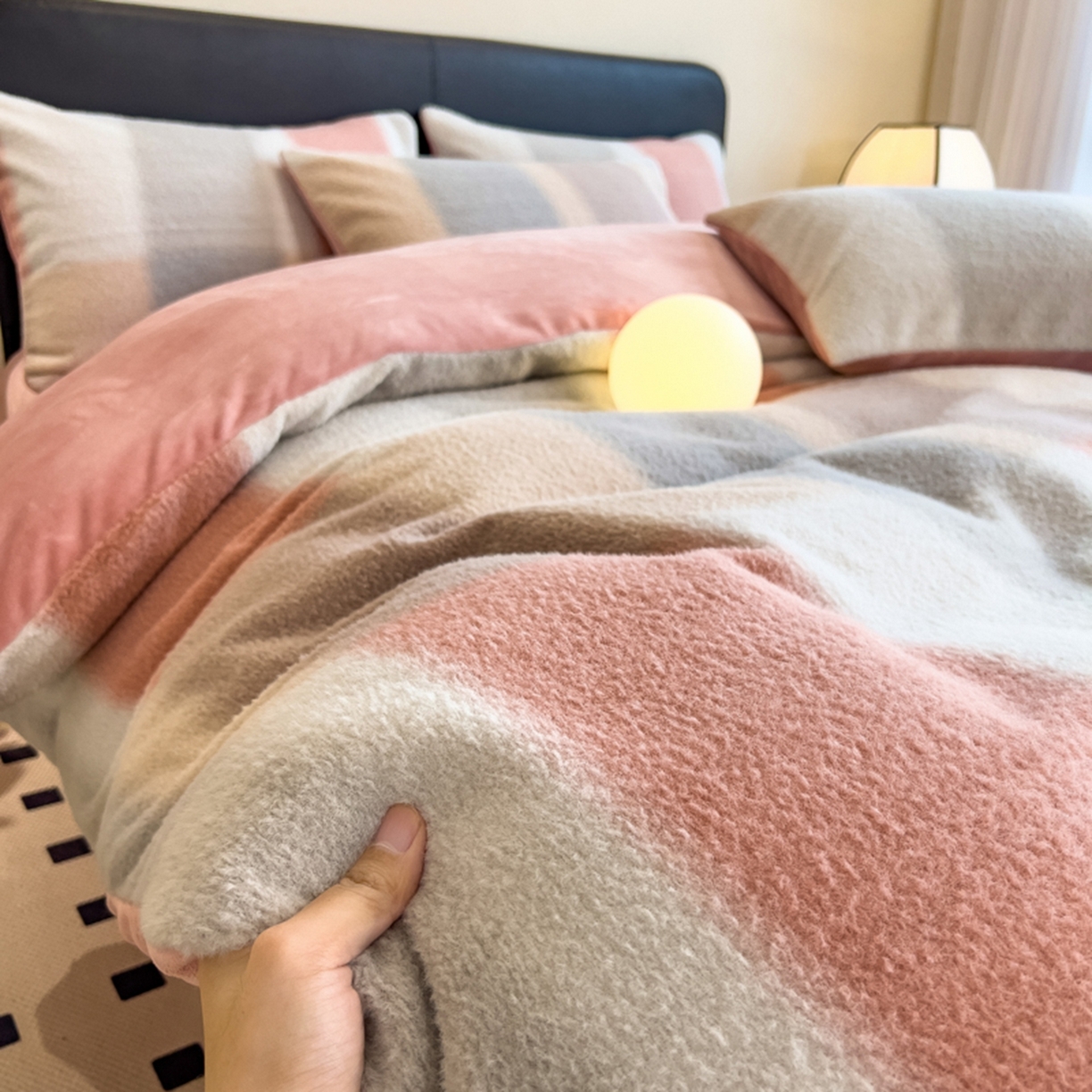 91家纺网 家纺一手货源 找家纺 印季家纺 2025新款轻奢简约羊呢绒亲肤保暖四件套 五彩大格