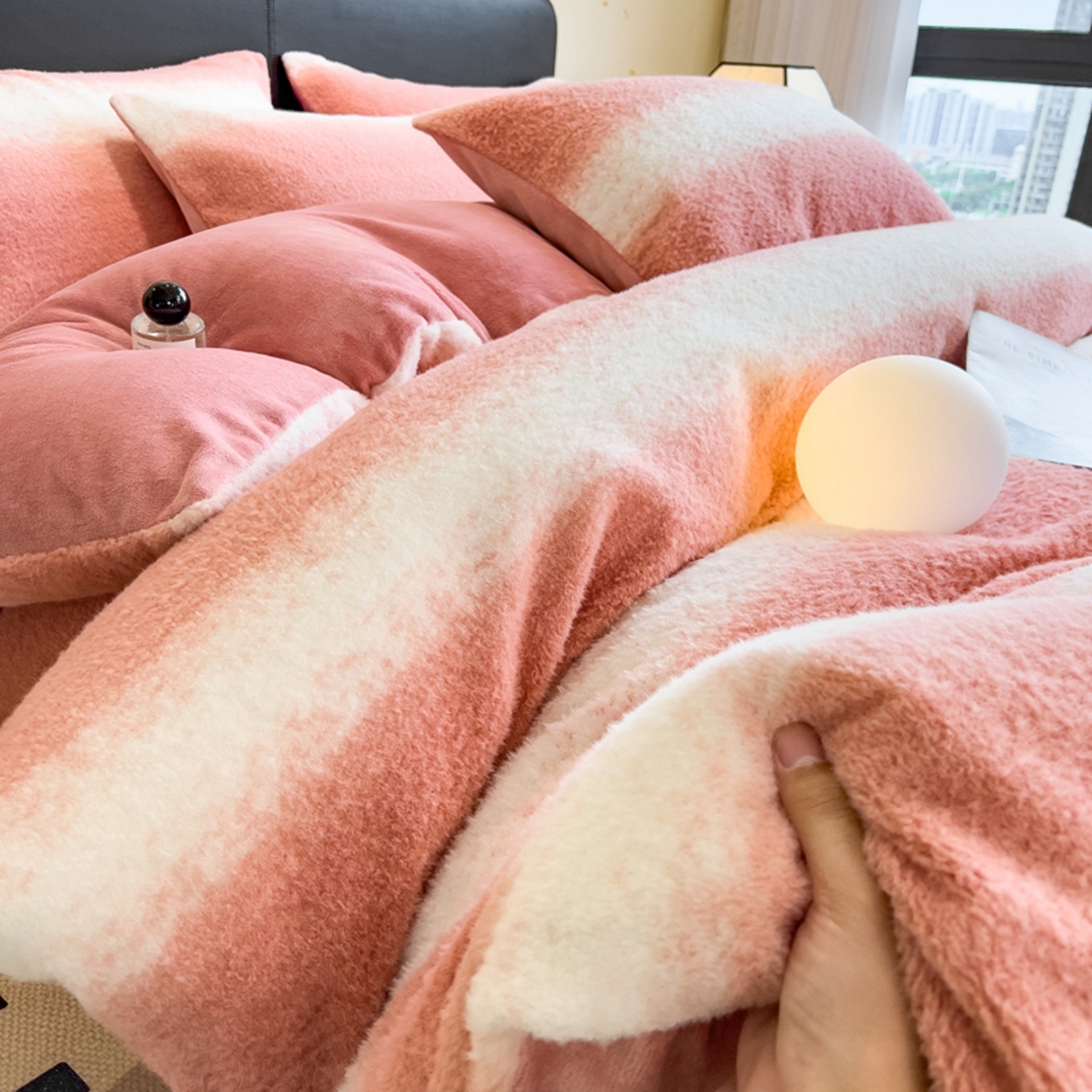 91家纺网 家纺一手货源 找家纺 印季家纺 2025新款轻奢简约羊呢绒亲肤保暖四件套 豆沙大条纹