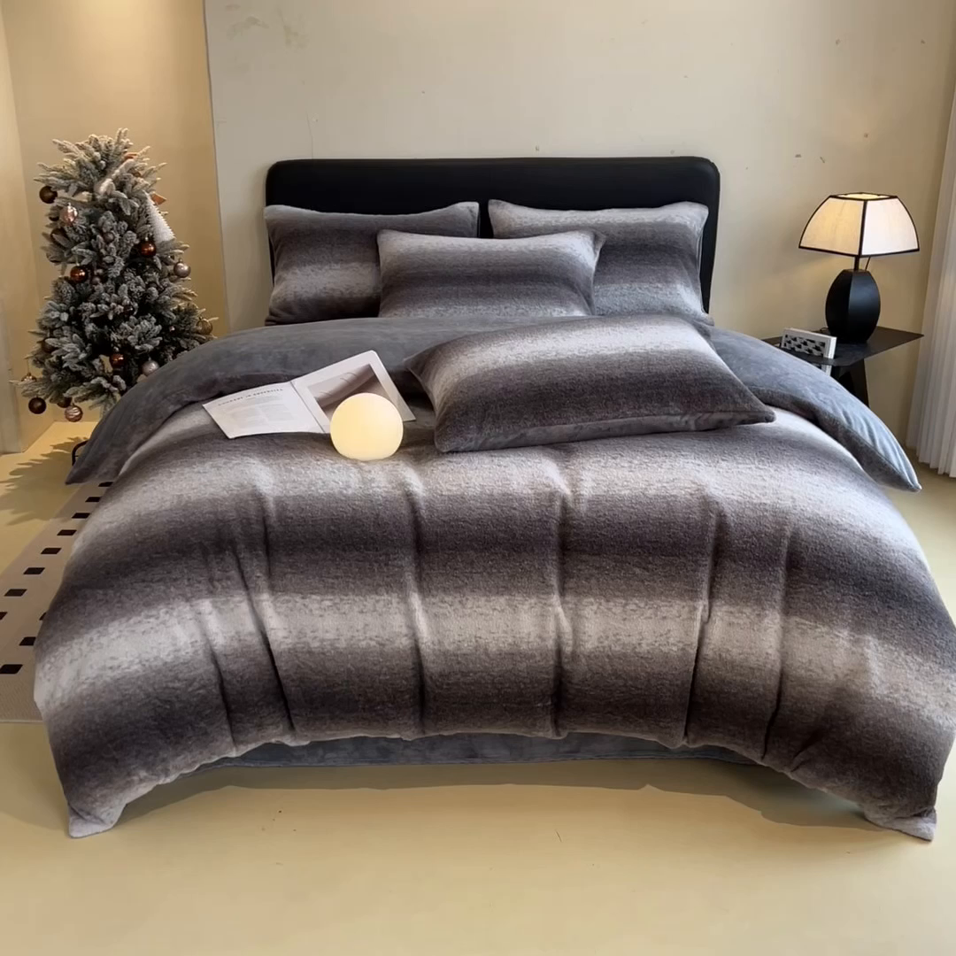 91家纺网 家纺一手货源 找家纺 印季家纺 2025新款轻奢简约羊呢绒亲肤保暖四件套 灰色大条纹