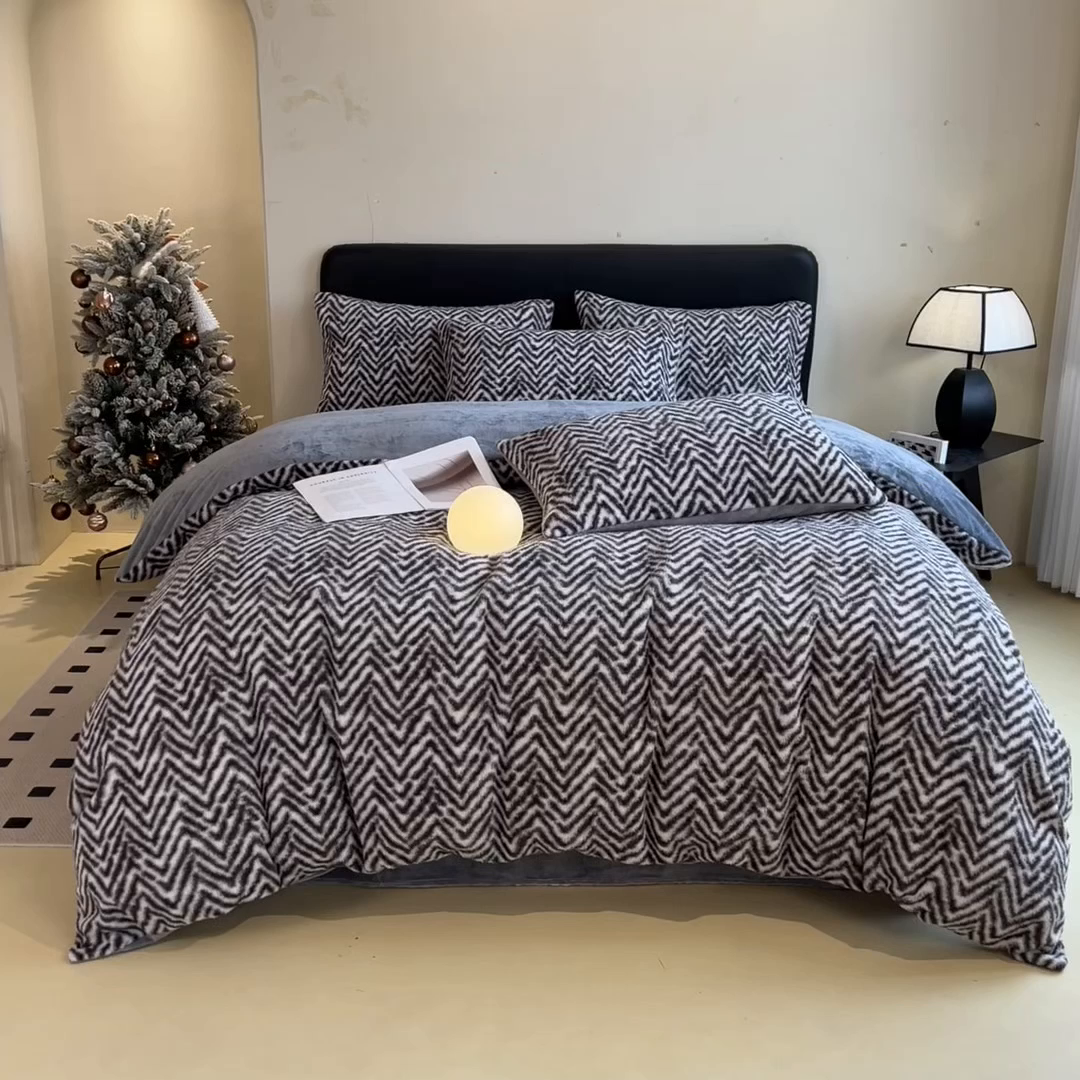 91家纺网 家纺一手货源 找家纺 印季家纺 2025新款轻奢简约羊呢绒亲肤保暖四件套 灰色波浪