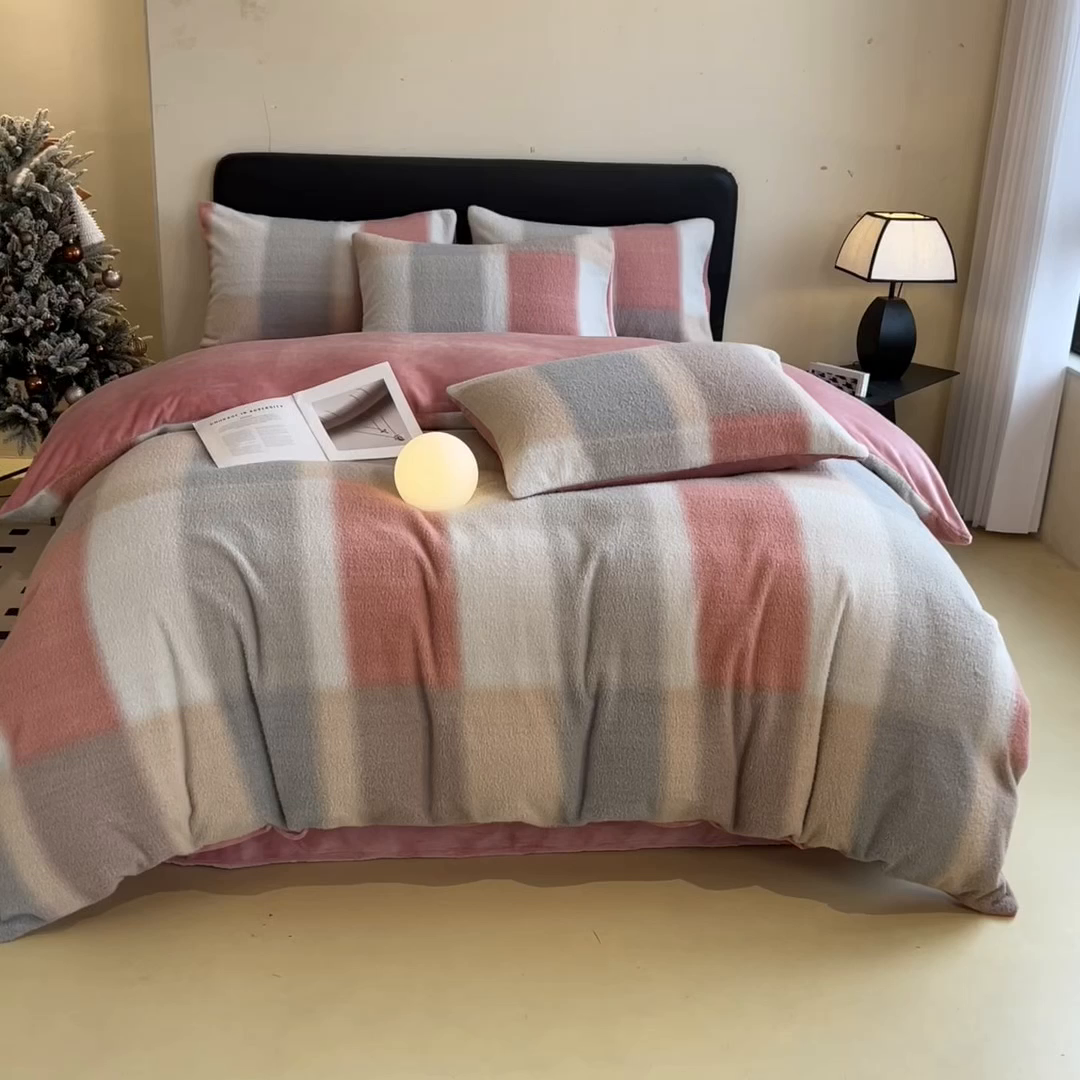 91家纺网 家纺一手货源 找家纺 印季家纺 2025新款轻奢简约羊呢绒亲肤保暖四件套 五彩大格