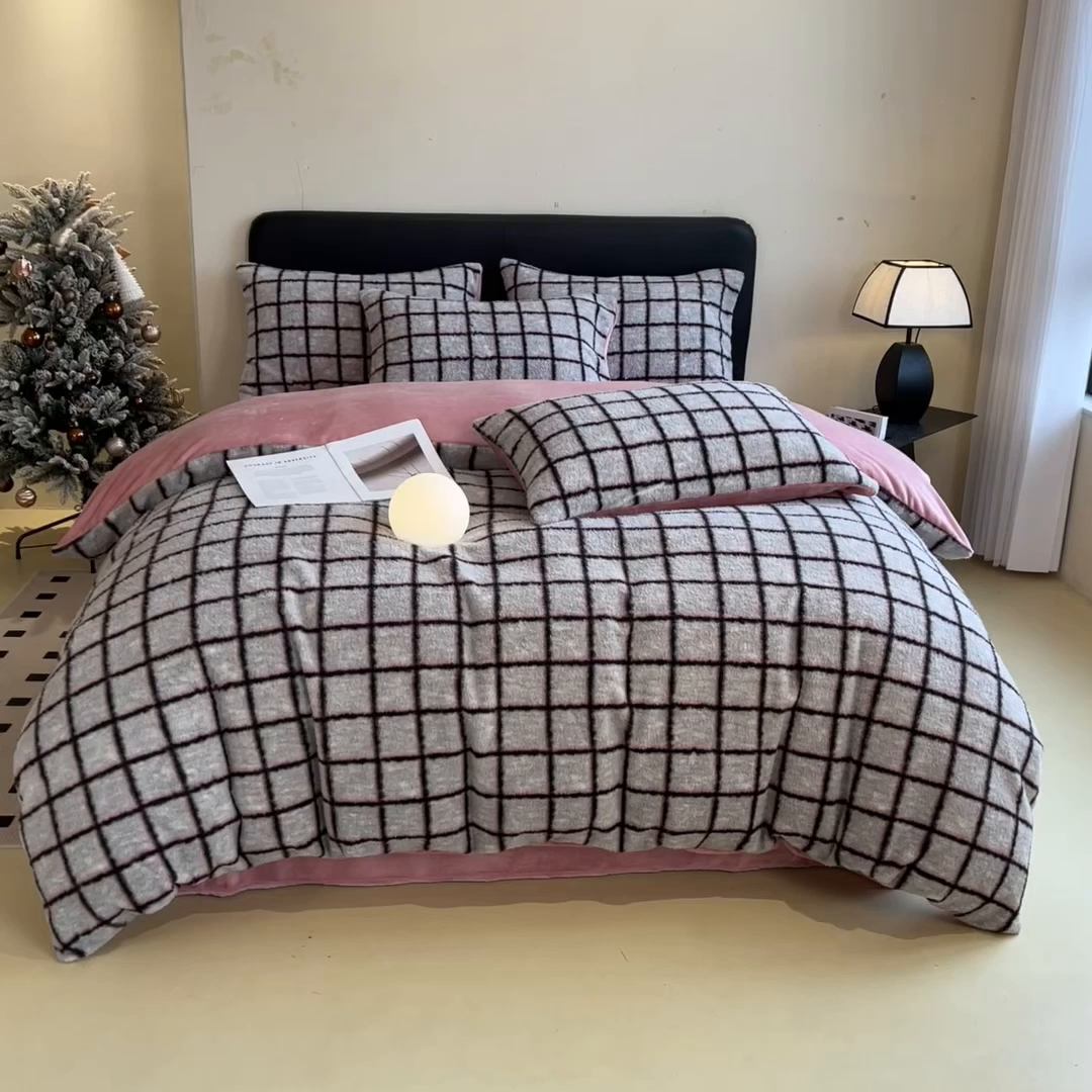 91家纺网 家纺一手货源 找家纺 印季家纺 2025新款轻奢简约羊呢绒亲肤保暖四件套 小香黑格